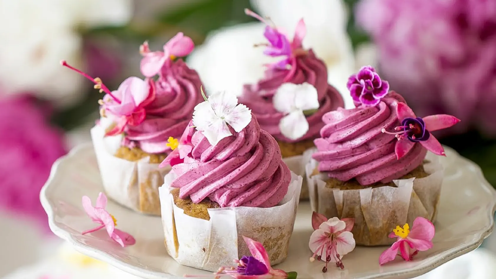 Mandľové cupcaky s čučoriedkovým krémom.