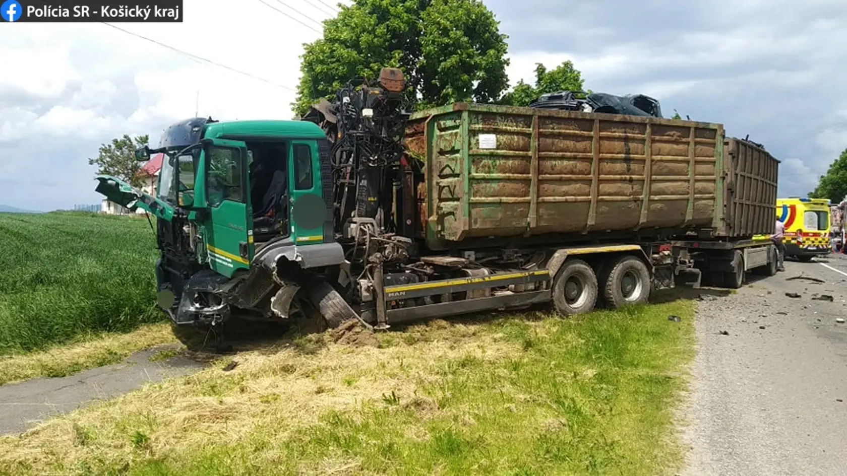 Na začiatku obce Nový Ruskov v smere od Sečoviec v okrese Trebišov došlo k vážnej dopravnej nehode. Na mieste zasahujú všetky záchranné zložky.