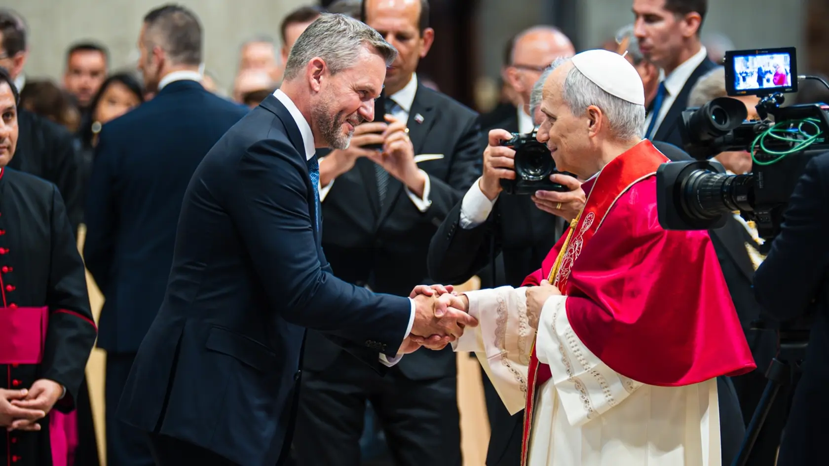 Slovenský prezident Peter Pellegrini (vľavo) a pápež Lev XIV. sa zdravia počas stretnutia po inauguračnej omši vo Vatikáne v nedeľu 18. mája 2025. V poradí 267. pápež pôvodom z USA sa tak oficiálne ujal funkcie najvyššieho predstaviteľa katolíckej cirkvi. FOTO TASR - Kancelária prezidenta SR