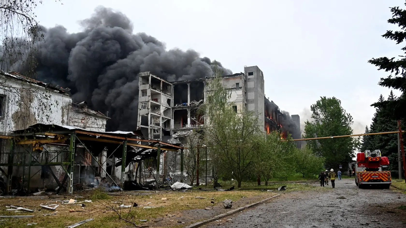 Následky doposiaľ najsilnejšieho ruského útoku na ukrajinský Charkov 7. júna 2025.
