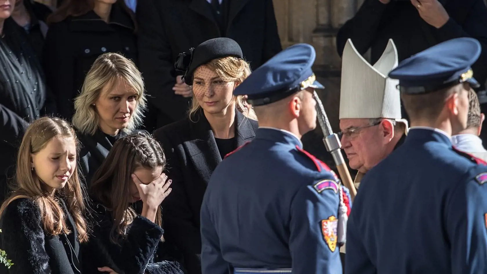 12.15 h 12. 10. 2019 Praha Katedrála  sv.Víta: Obe dievčatá rozlúčku s otcom niesli veľmi ťažko.