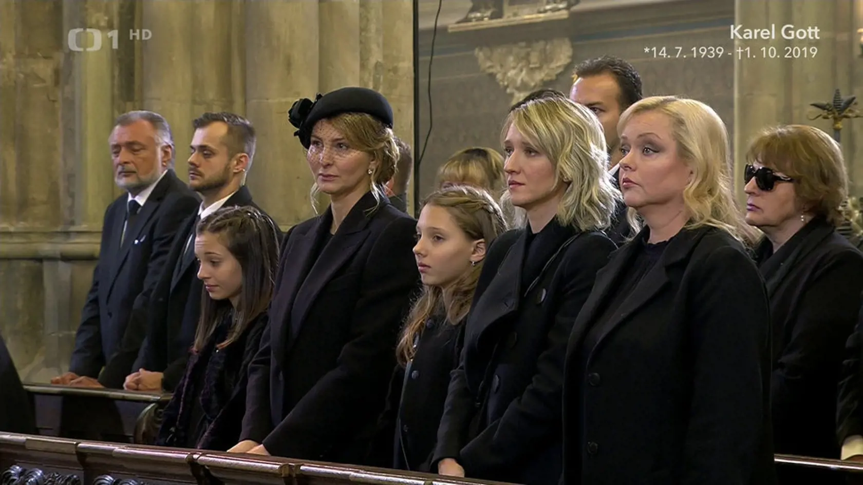 Obe dievčatá rozlúčku s otcom niesli veľmi ťažko.