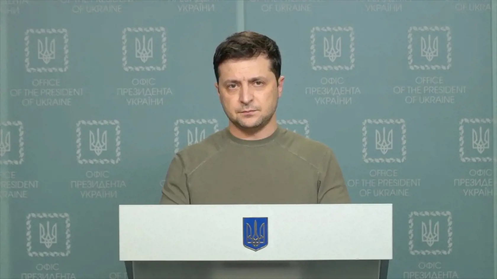 Prezident Zelenskyj vo svojom štvrtom videu, ktoré adresoval obyvateľom Ukrajiny. Zelenskyj v ňom hovorí, že Ukrajinu nechali v bojoch s Ruskom osamotenú a nikto z 27 lídrov európskych krajín neodpovedal, či sa môžu pridať do NATO. Prezident a jeho rodina ostáva na Ukrajine spolu s obyvateľmi krajiny.