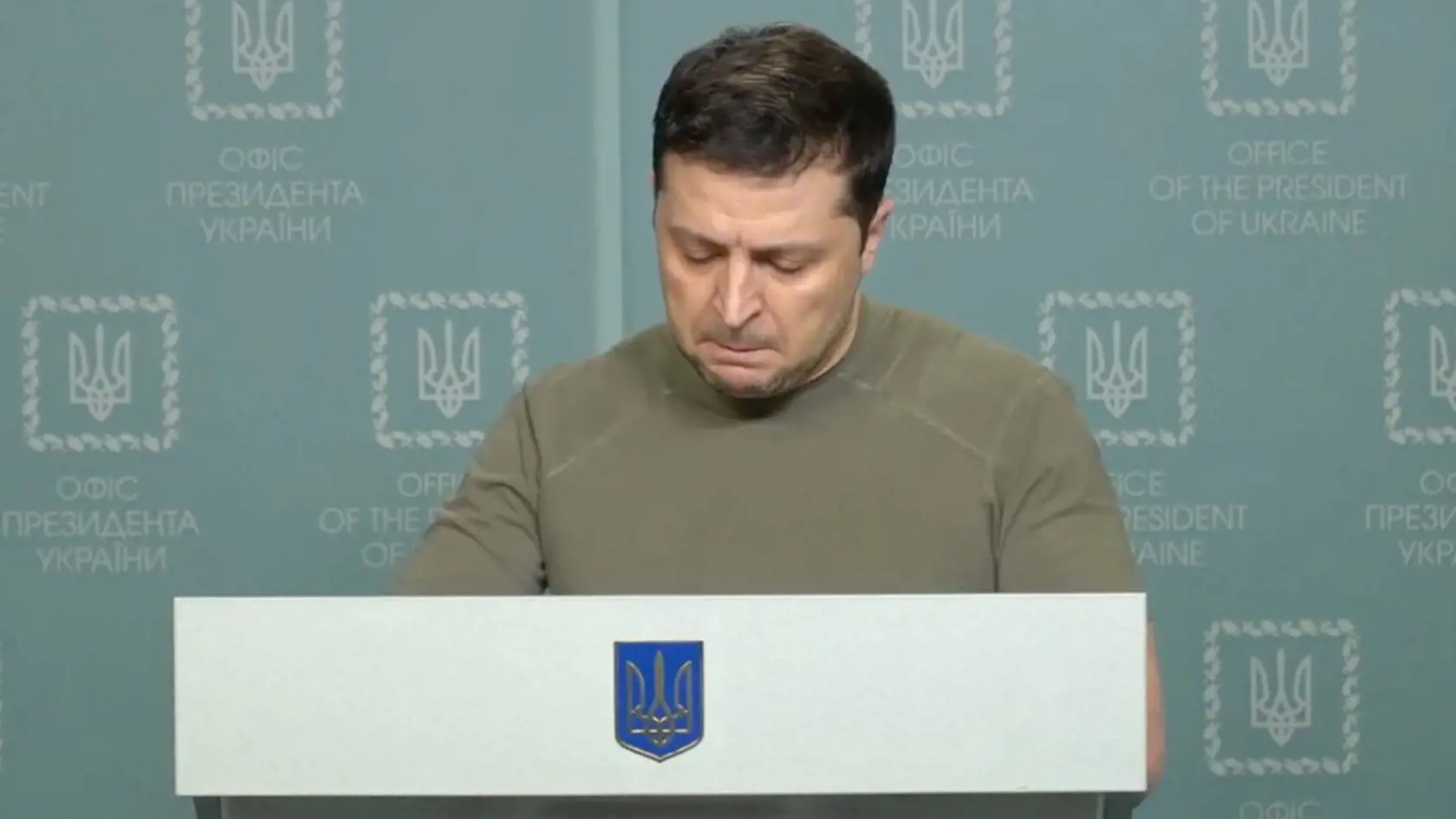 Prezident Zelenskyj vo svojom štvrtom videu, ktoré adresoval obyvateľom Ukrajiny. Zelenskyj v ňom hovorí, že Ukrajinu nechali v bojoch s Ruskom osamotenú a nikto z 27 lídrov európskych krajín neodpovedal, či sa môžu pridať do NATO. Prezident a jeho rodina ostáva na Ukrajine spolu s obyvateľmi krajiny.