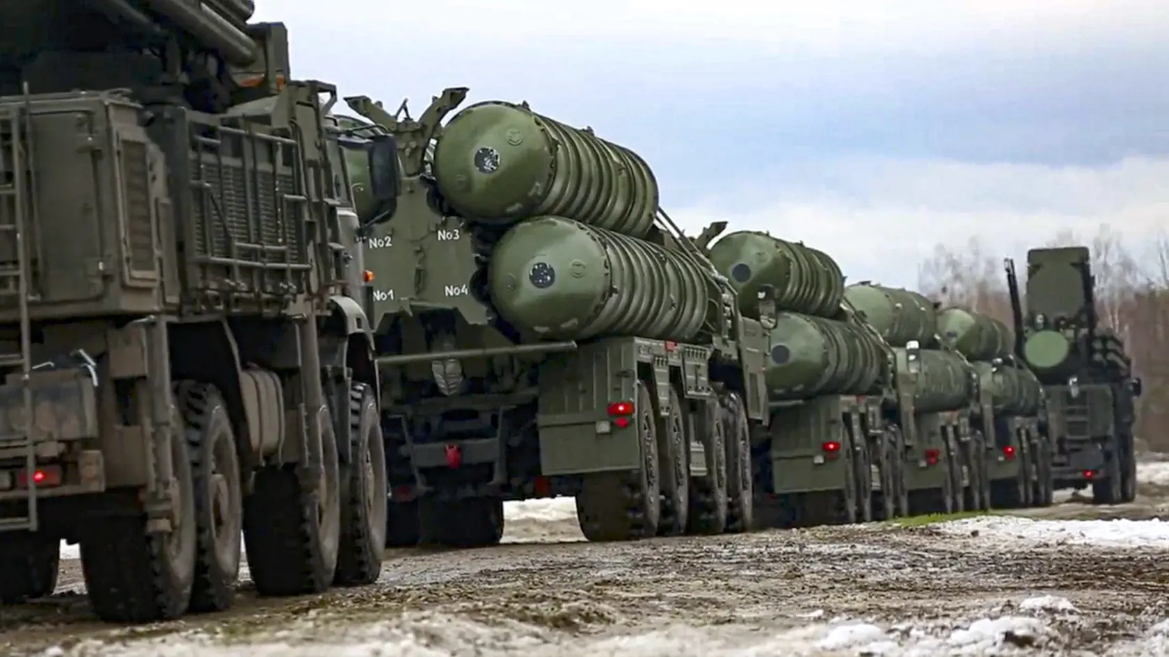 KK2 - Na videosnímke vydanej 10. februára 2022 raketový systém S-400 rozmiestnený v bieloruskej Brestskej oblasti počas rusko-bieloruských manévrov s názvom Spojenecké odhodlanie 2022.
