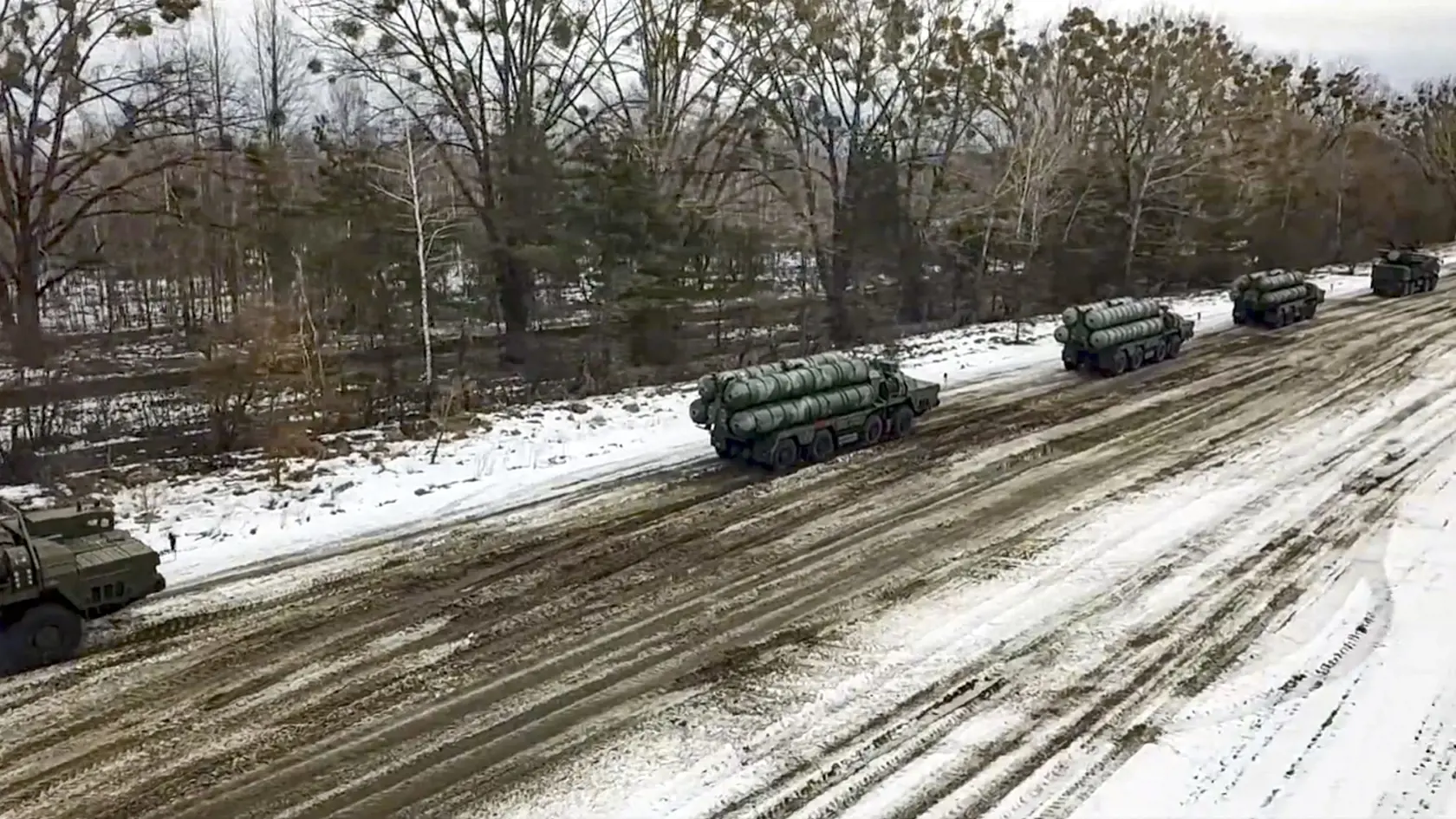 KK4 - Na videosnímke vydanej 10. februára 2022 raketový systém S-400 rozmiestnený v bieloruskej Brestskej oblasti počas rusko-bieloruských manévrov s názvom Spojenecké odhodlanie 2022.