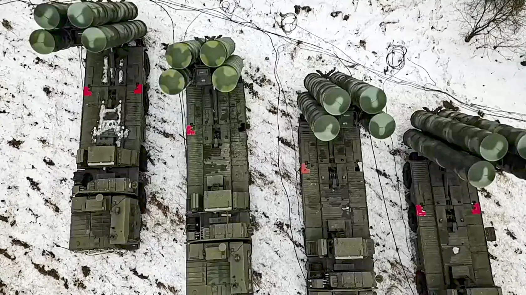 KK3 - Na videosnímke vydanej 10. februára 2022 raketový systém S-400 rozmiestnený v bieloruskej Brestskej oblasti počas rusko-bieloruských manévrov s názvom Spojenecké odhodlanie 2022.