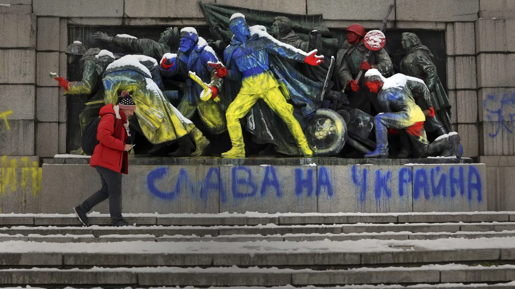 PK 46 Sofia - Pamätník sovietskej armády je zafarbený sprejom do farieb ukrajinskej vlajky a nesie nápis "Sláva Ukrajine" v bulharskej Sofii v pondelok 28. februára 2022. FOTO TASR/AP