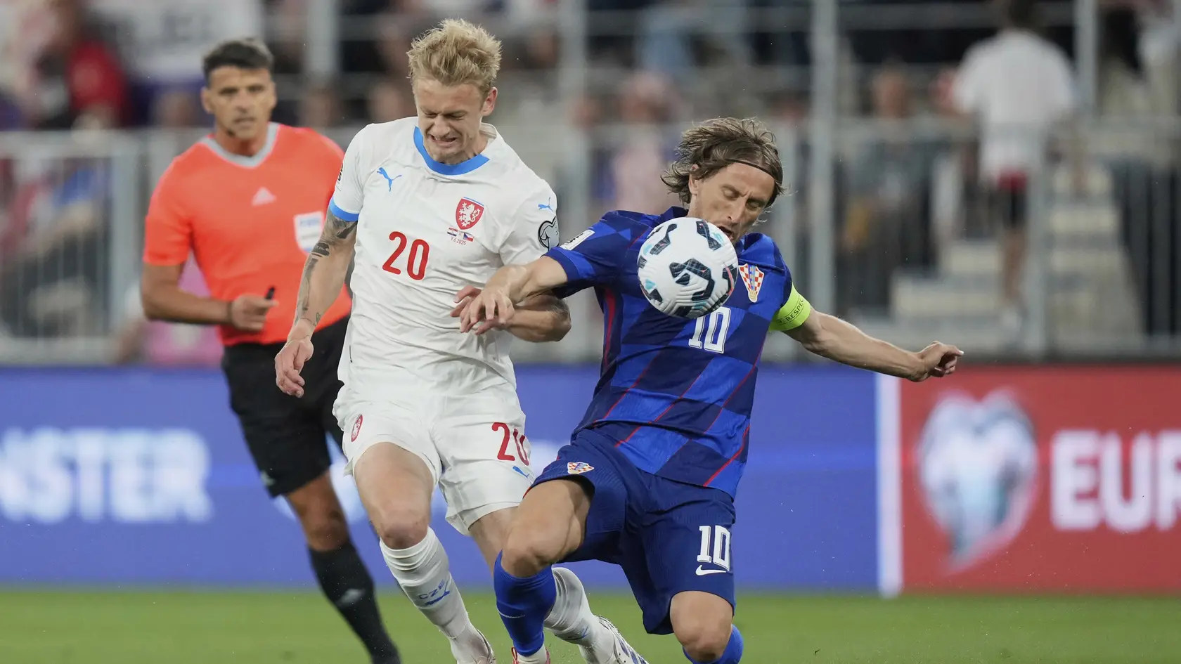 Luka Modrić (vpravo) a Jaroslav Zelený v súboji o loptu.
