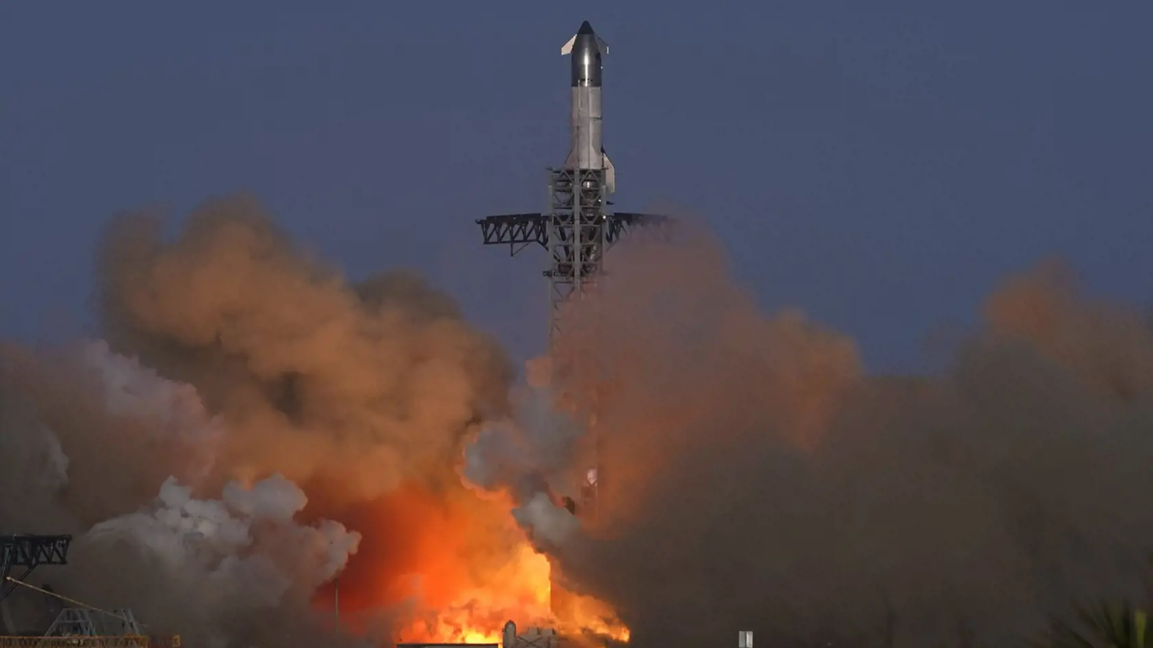 Kozmická loď Starship štartuje z amerického Texasu na svoj ôsmy skúšobný let. Aj tento však dopadol neúspechom.