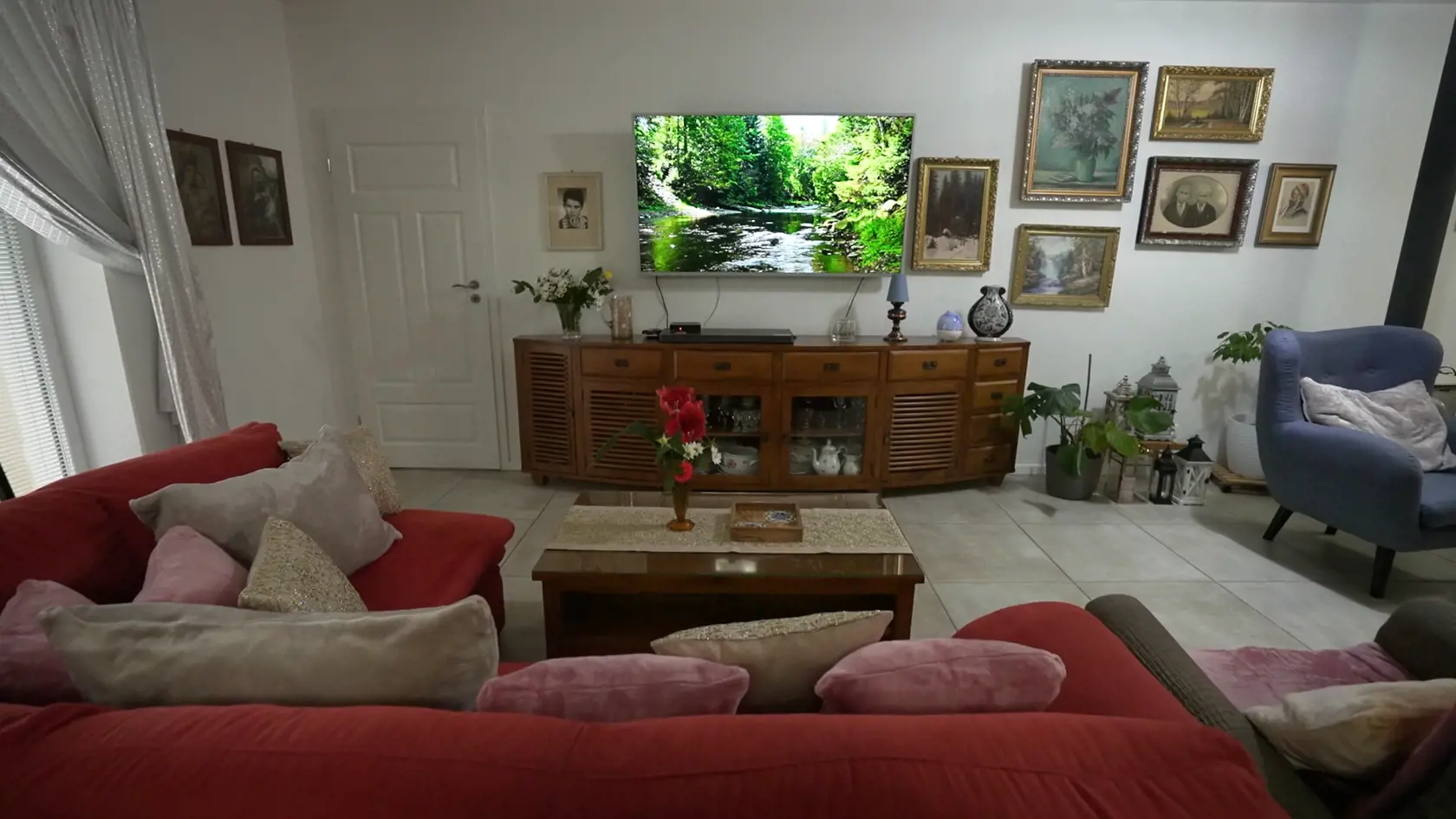 Galériová stena okolo TV v obývačke Renáty Názlerovej.