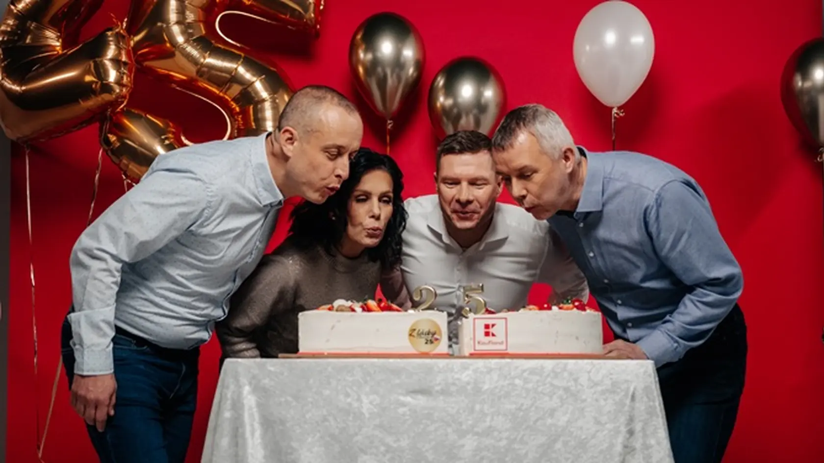 Pod červenou strechou niektorí zamestnanci pracujú už od roku 2000, vrátane Ivana Zelinku (na foto vľavo)