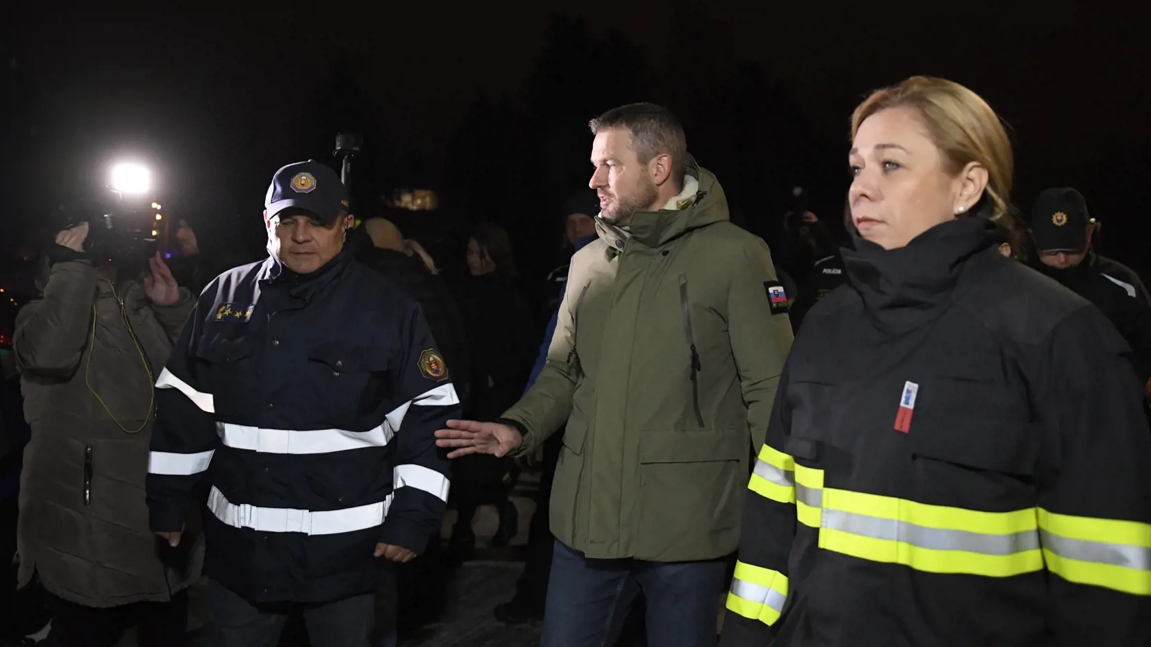 Na snímke v strede premiér SR Peter Pellegrini a vpravo ministerka vnútra SR Denisa Saková počas rozhovoru s prezidentom Hasičského a záchranného zboru SR Pavlom Nerečom na mieste výbuchu a následného požiaru bytového domu v Prešove 6. decembra 2019. Požiar mal vzniknúť po výbuchu horných poschodí 12 podlažnej bytovky pred 12.15 h. Polícia zatiaľ potvrdila päť obetí. Na mieste zasahujú všetky záchranárske zložky.  FOTO TASR - František Iván 