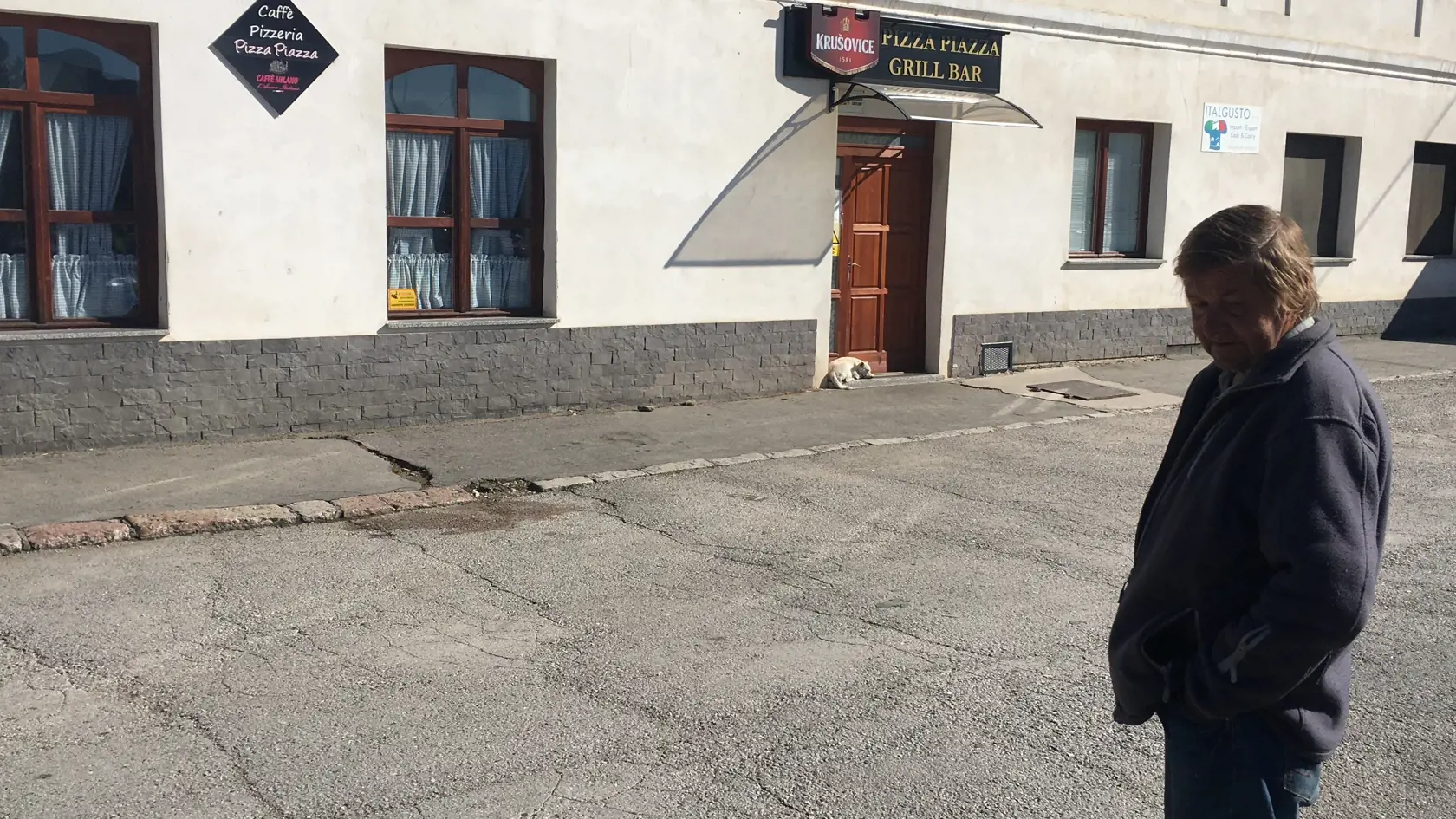 Ešte aj dnes sú po vražde na chodníku krvavé stopy.