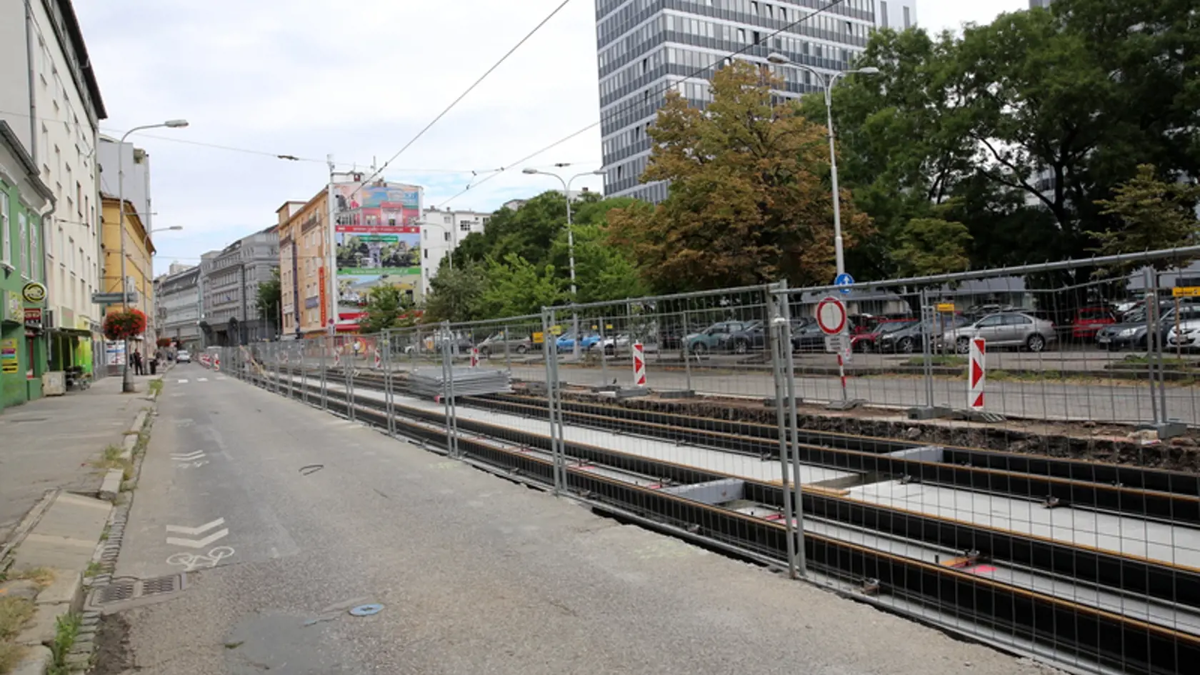 Na električkovej trati sa už pracuje.