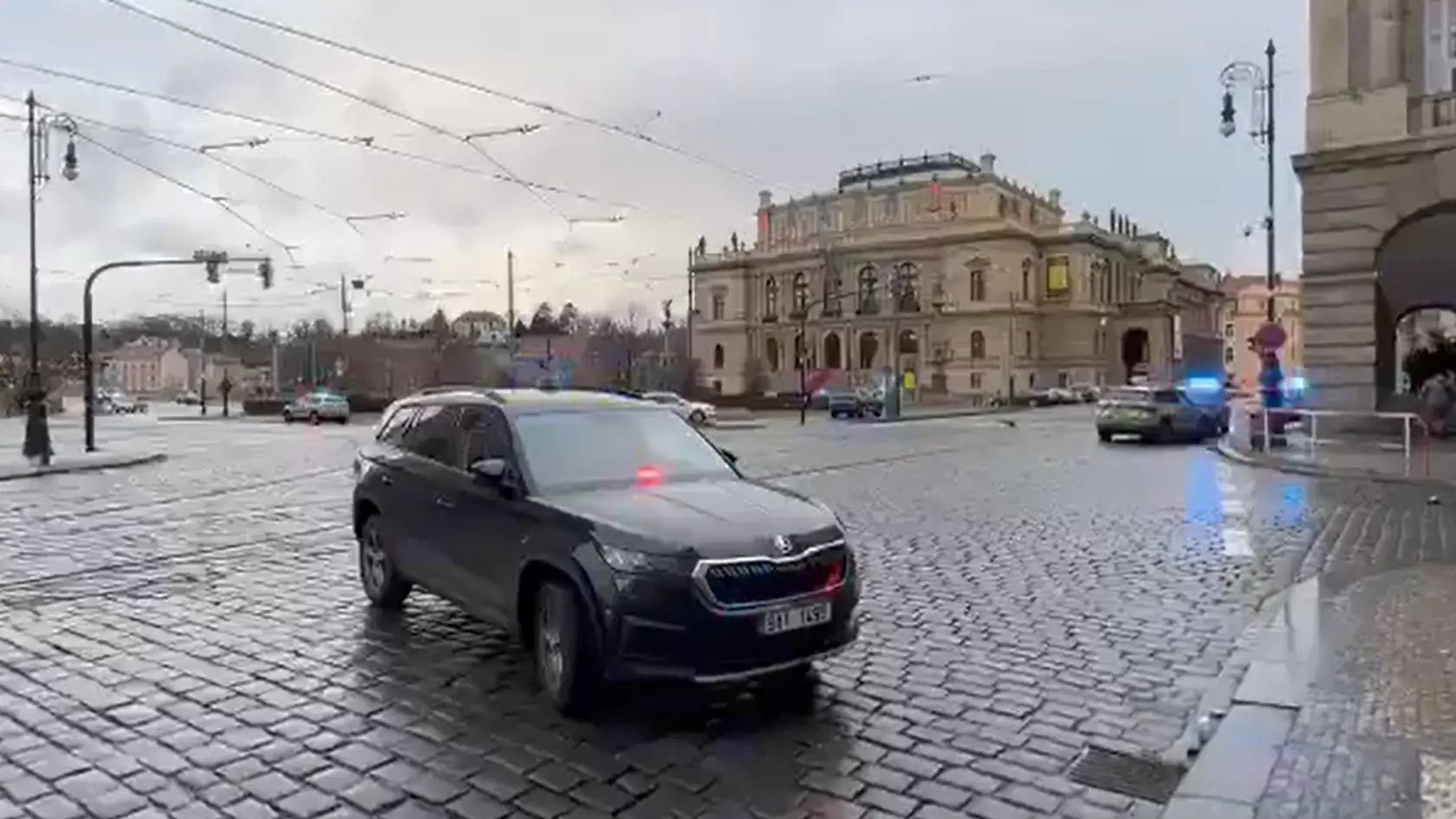 Na pražskej škole sa strieľalo, hlásia mŕtvych a zranených