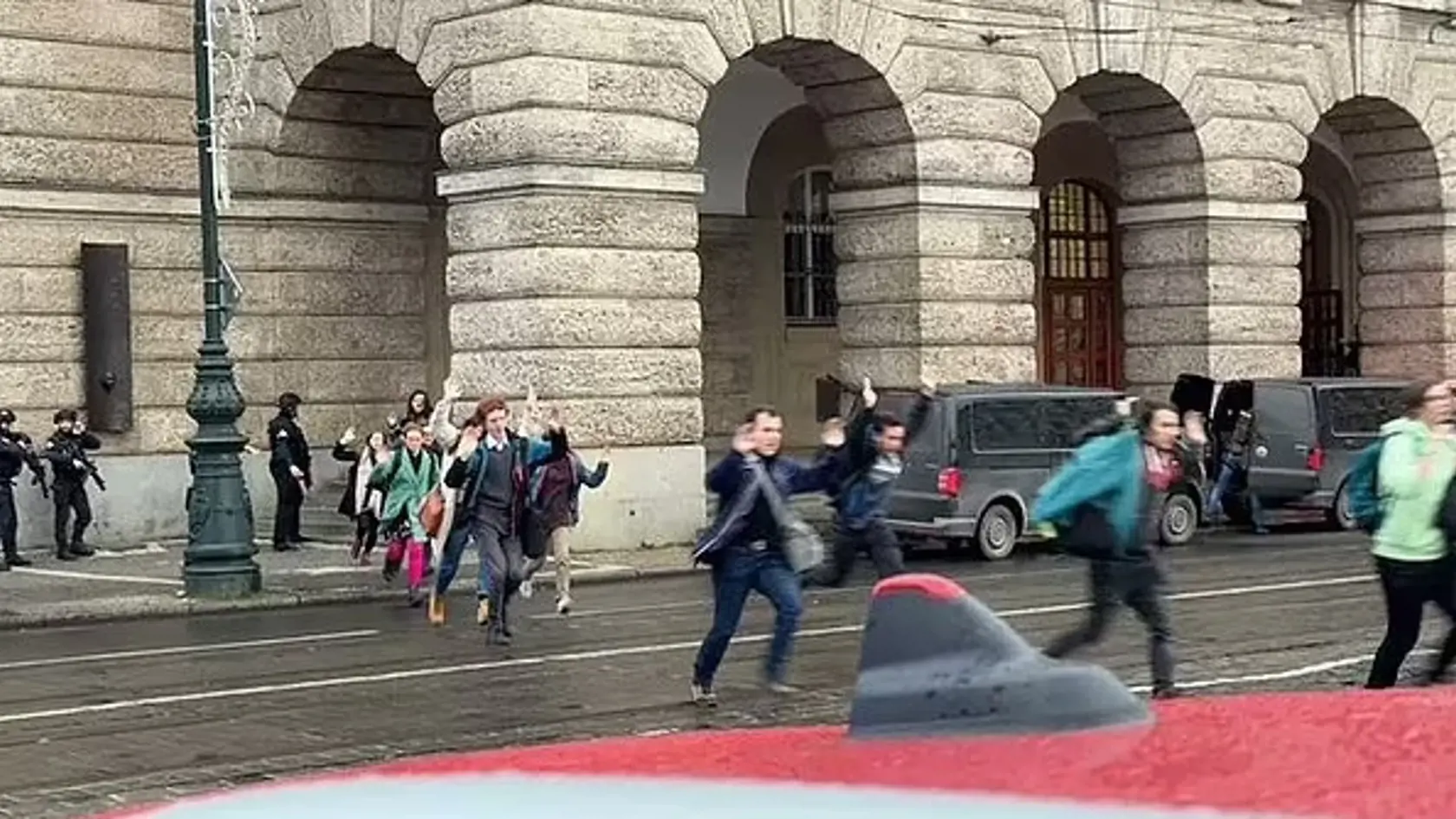 Mladík strieľal z balkóna Filozofickej fakulty Karlovej univerzity po ľuďoch na ulici, smerom k Mánesovmu mostu.