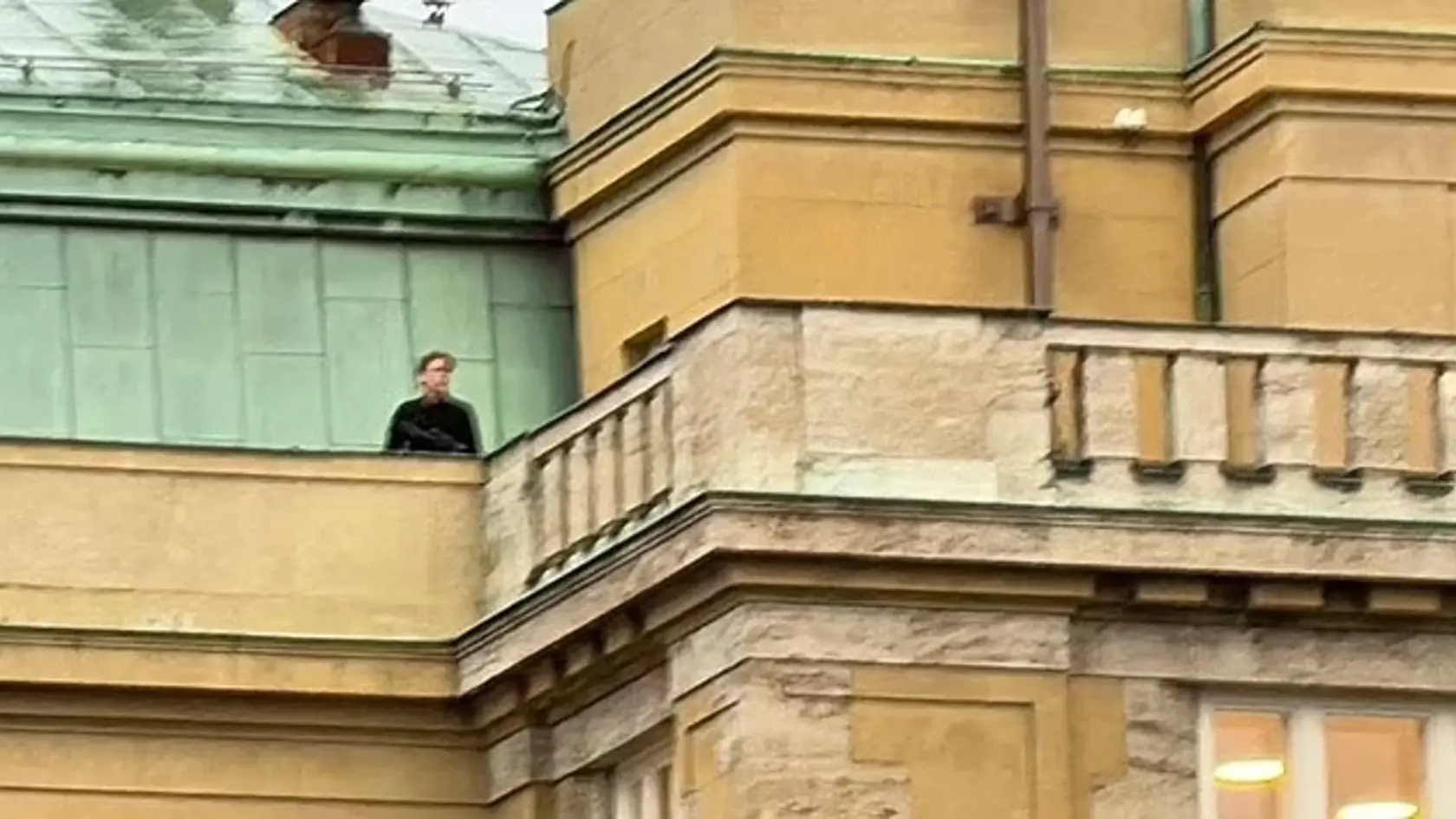 Podľa českých médií v Prahe zabíjal len 24-ročný študent FF Karlovej univerzity, ktorý predtým v dome pri Kladne zabil vlastného otca. Neskôr z balkóna fakulty strieľal puškou po ľuďoch na ulici.