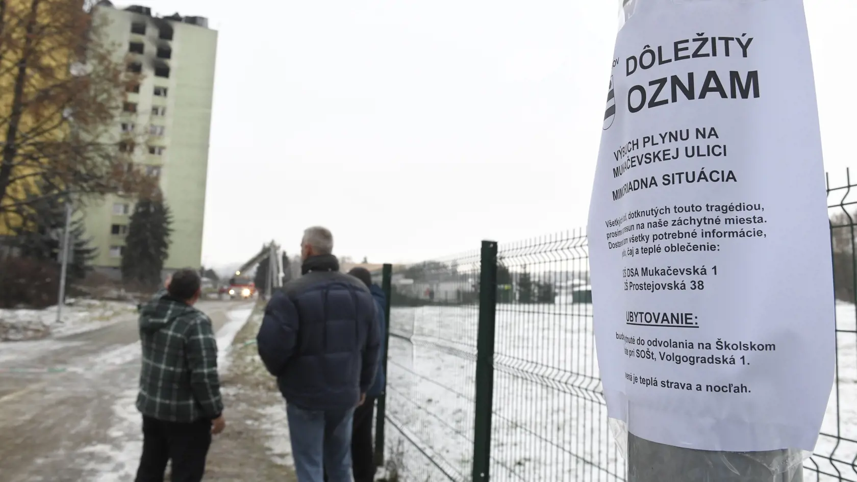 Na snímke ľudia pri zhorenom bytovom dome v Prešove 7. decembra 2019. Požiar mal vzniknúť po výbuchu horných poschodí 12-podlažnej bytovky v piatok pred 12.15 h. FOTO TASR - František Iván