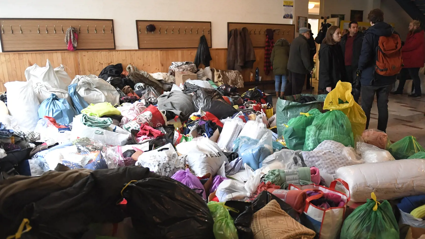 Na snímke Centrum sociálneho zabezpečenia v priestoroch ZŠ Prostějovská v Prešove 7. decembra 2019. Centrum slúži pre ľudí zo zhoreného bytového domu. Požiar mal vzniknúť po výbuchu horných poschodí 12-podlažnej bytovky v piatok pred 12.15 h. Polícia zatiaľ potvrdila päť obetí, 40 ľudí bolo zranených.  FOTO TASR - František Iván