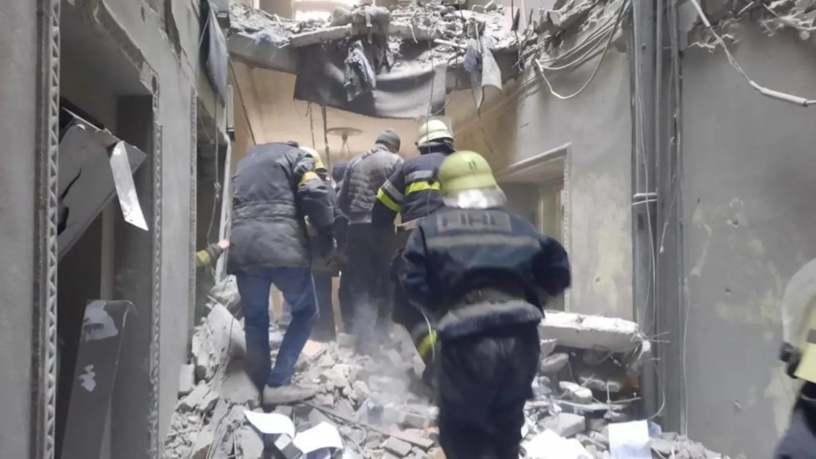 Ukrajinské médiá informujú, že v centre Charkova došlo v utorok k ruskému raketovému útoku, ktorého terčom sa stala budova miestnej samosprávy na tamojšom Námestí slobody. Uvádzajú to stanica BBC i denník The Guardian.
