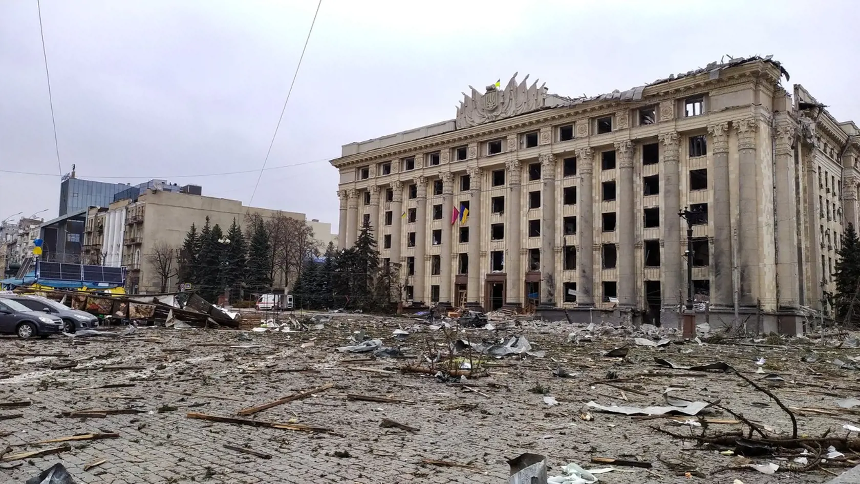 Charkov zasiahli raketové útoky ruskej armády už v pondelok; tie si vyžiadali najmenej 11 obetí na životoch a desiatky zranených. Zničených bolo 87 obytných budov.
