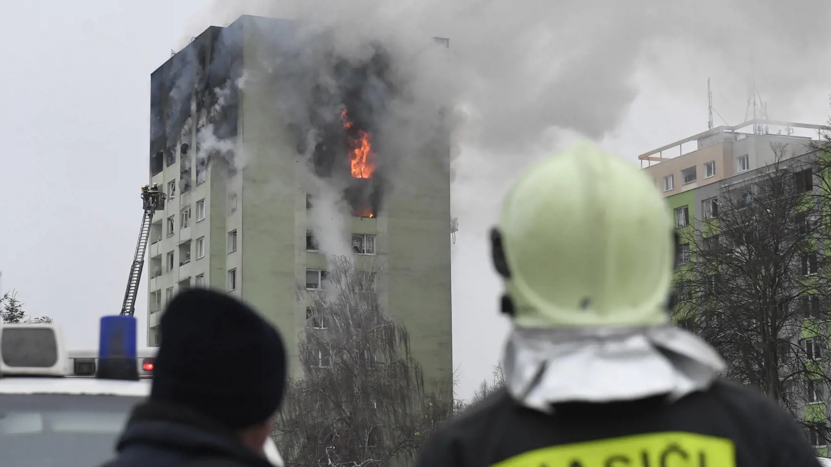 Na snímke horiaci bytový dom v Prešove 6. decembra 2019. Požiar mal vzniknúť po výbuchu horných poschodí 12 podlažnej bytovky pred 12.15 h. Polícia zatiaľ potvrdila štyri obete.  FOTO TASR - František Iván 