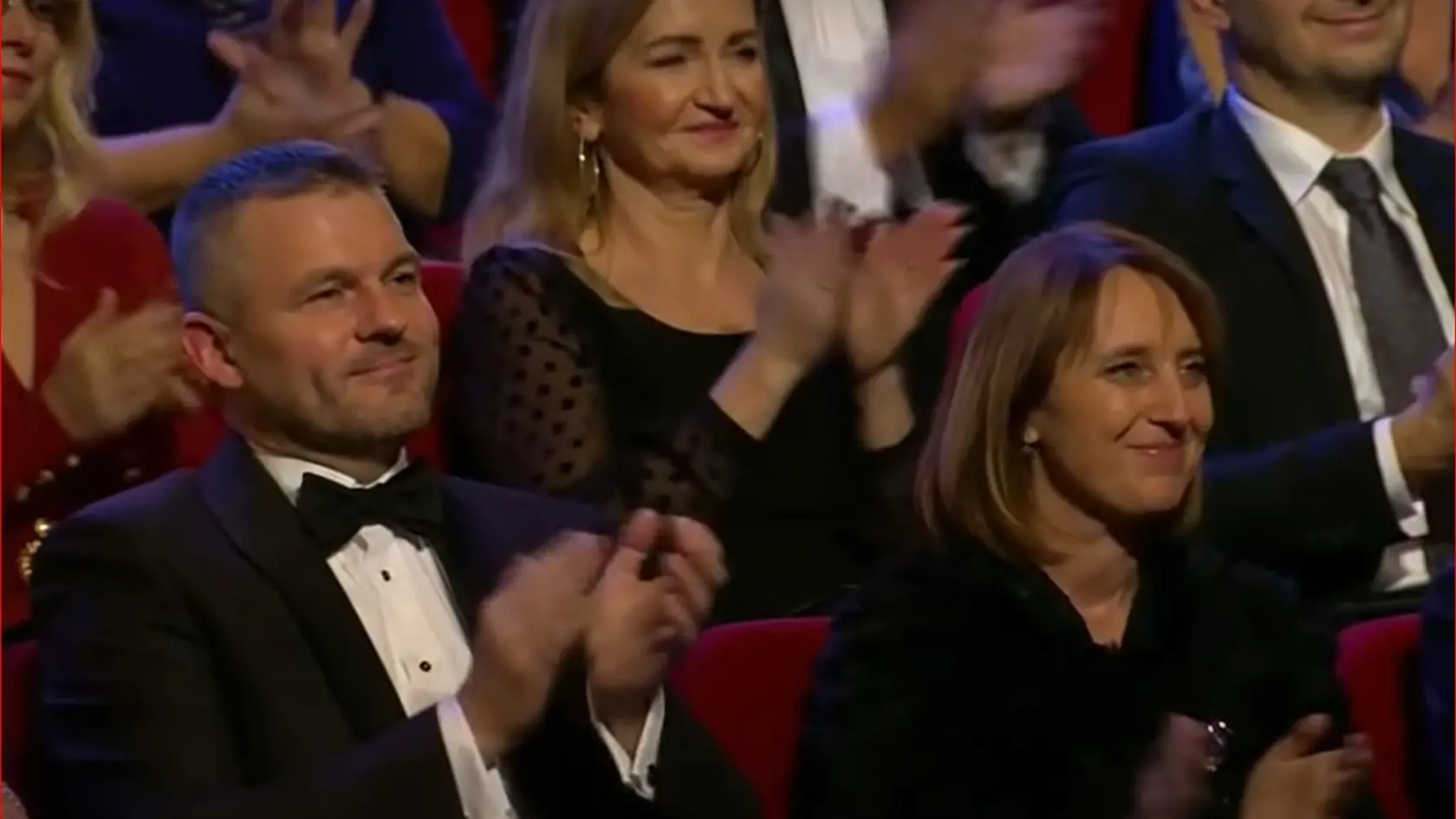 Slovákovi, opernému tenoristovi Pavlovi Bršlíkovi ležia pri nohách všetky operné stánky sveta. K jeho priaznivcom patrí aj expremiér Peter Pellegrini. Takto mu tlieskal počas koncertu Vianoce v Bratislave v roku 2018.