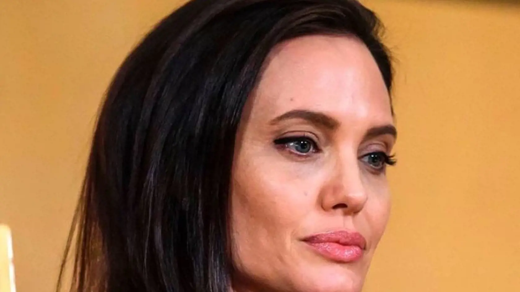 Angelinu Jolie ničí boj o deti s Bradom Pittom.