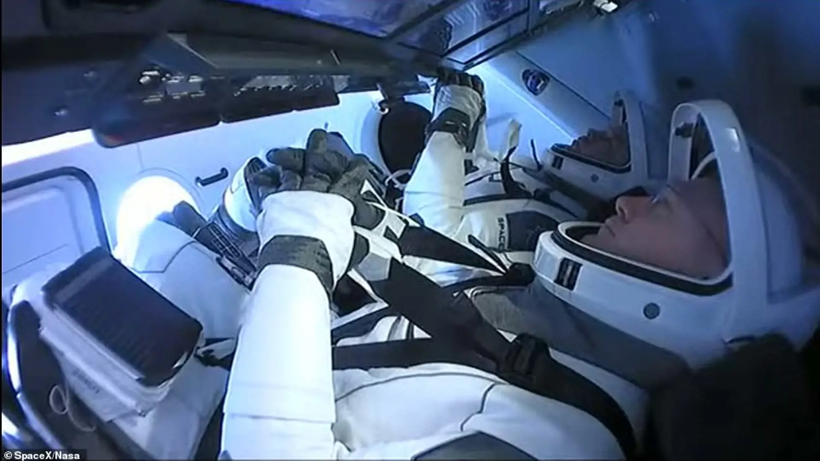 Ich návrat na Zem je prvým pristátím astronautov na mori po 45 rokoch. Naposledy k tomu došlo po spoločnej americko-sovietskej misii Apollo-Sojuz v roku 1975.