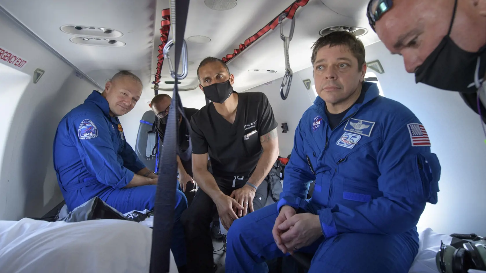 KK3 Pencasola - Americkí astronauti Bob Behnken a Doug Hurley (vľavo), ktorých na Medzinárodnú vesmírnu stanicu (ISS) dopravila kozmická loď Crew Dragon súkromnej spoločnosti SpaceX, sa v nedeľu 2. augusta 2020 vrátili na Zem. Behnken a Hurley odštartovali z Floridy 30. mája. Išlo o prvý vesmírny let americkej kozmickej lode s ľudskou posádkou od roku 2011, keď NASA ukončila vesmírny program raketoplánov. Americkí astronauti medzitým cestovali do kozmu výlučne na ruských raketách. Ich návrat na 