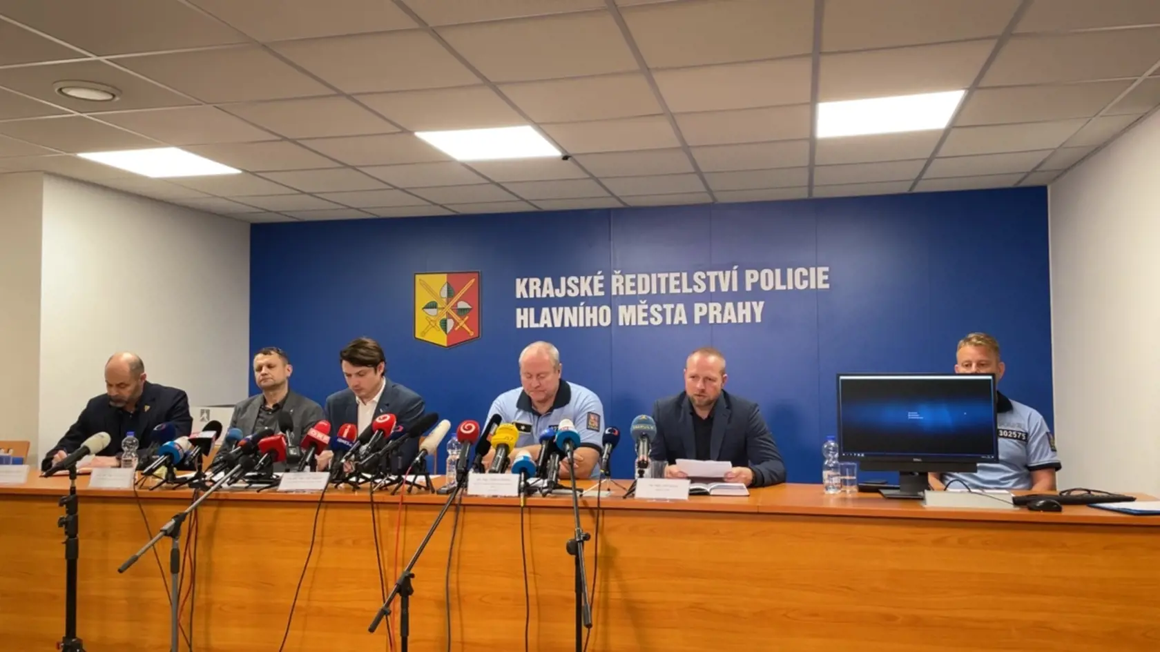 Brífing polície k streľbe na Filozofickej fakulte v Prahe.