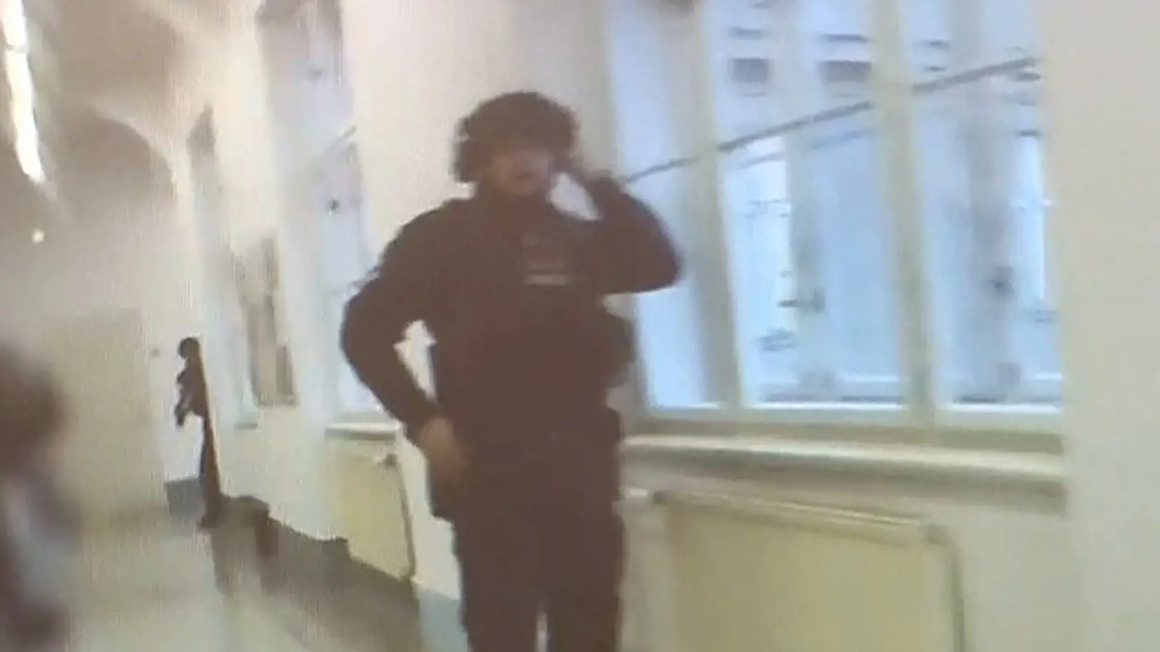 Na tlačovej konferencii polícia ukázala zábery zo zásahu v budove Filozofickej fakulty UK.