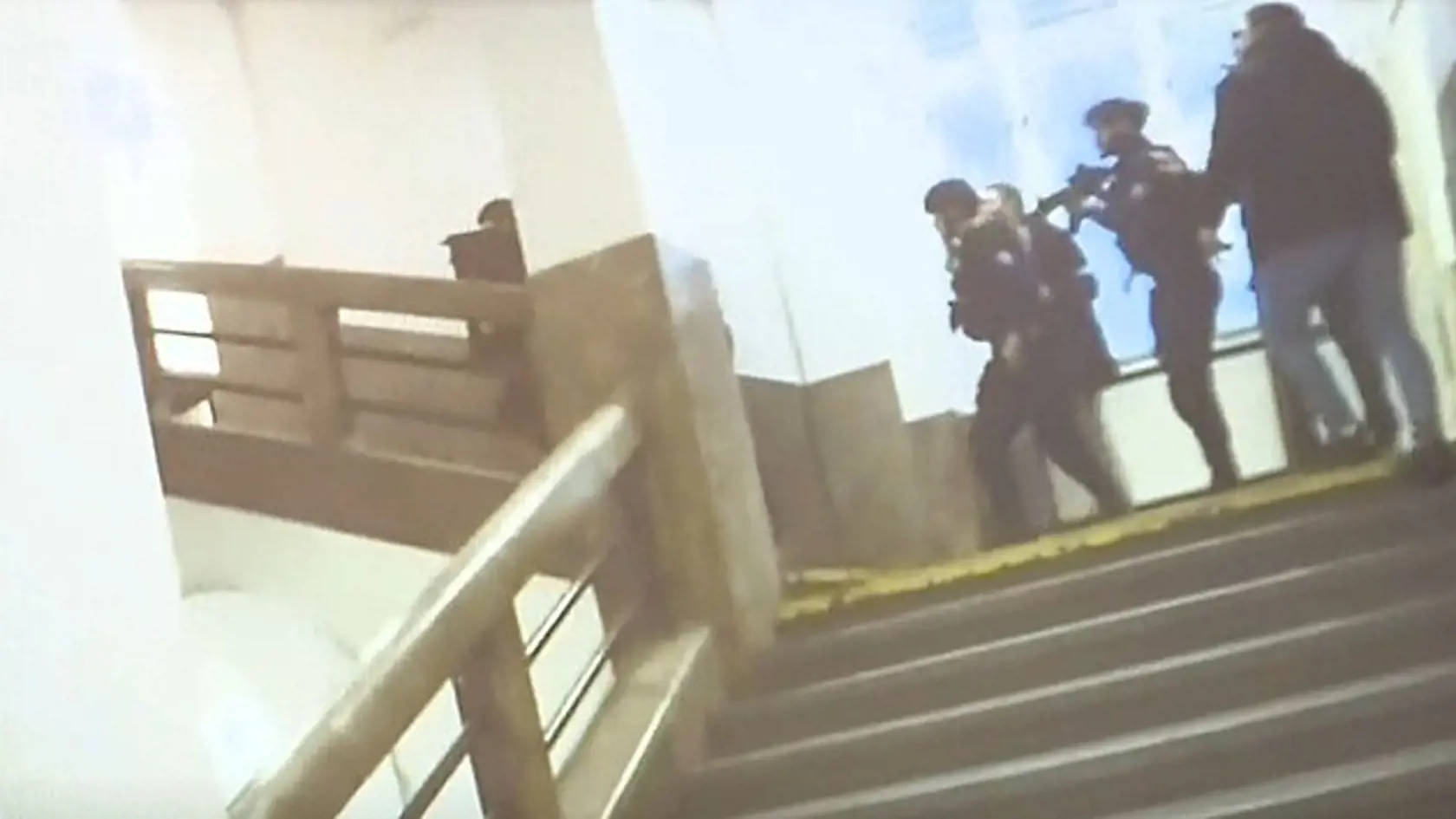 Na tlačovej konferencii polícia ukázala zábery zo zásahu v budove Filozofickej fakulty UK.