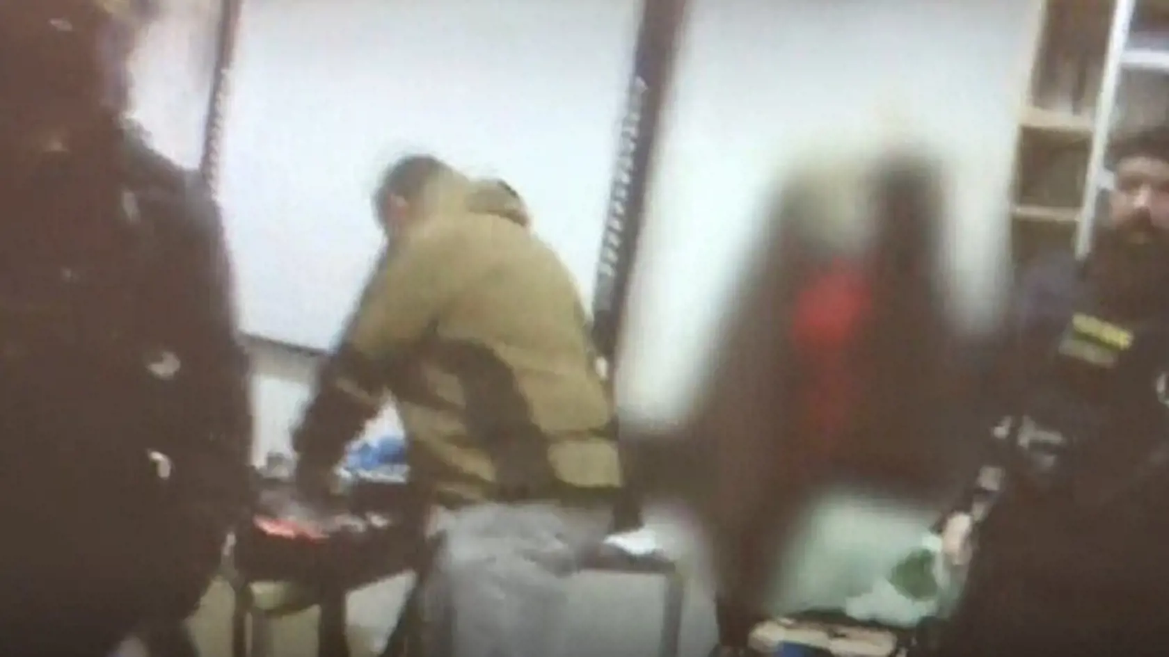 Na tlačovej konferencii polícia ukázala zábery zo zásahu v budove Filozofickej fakulty UK.