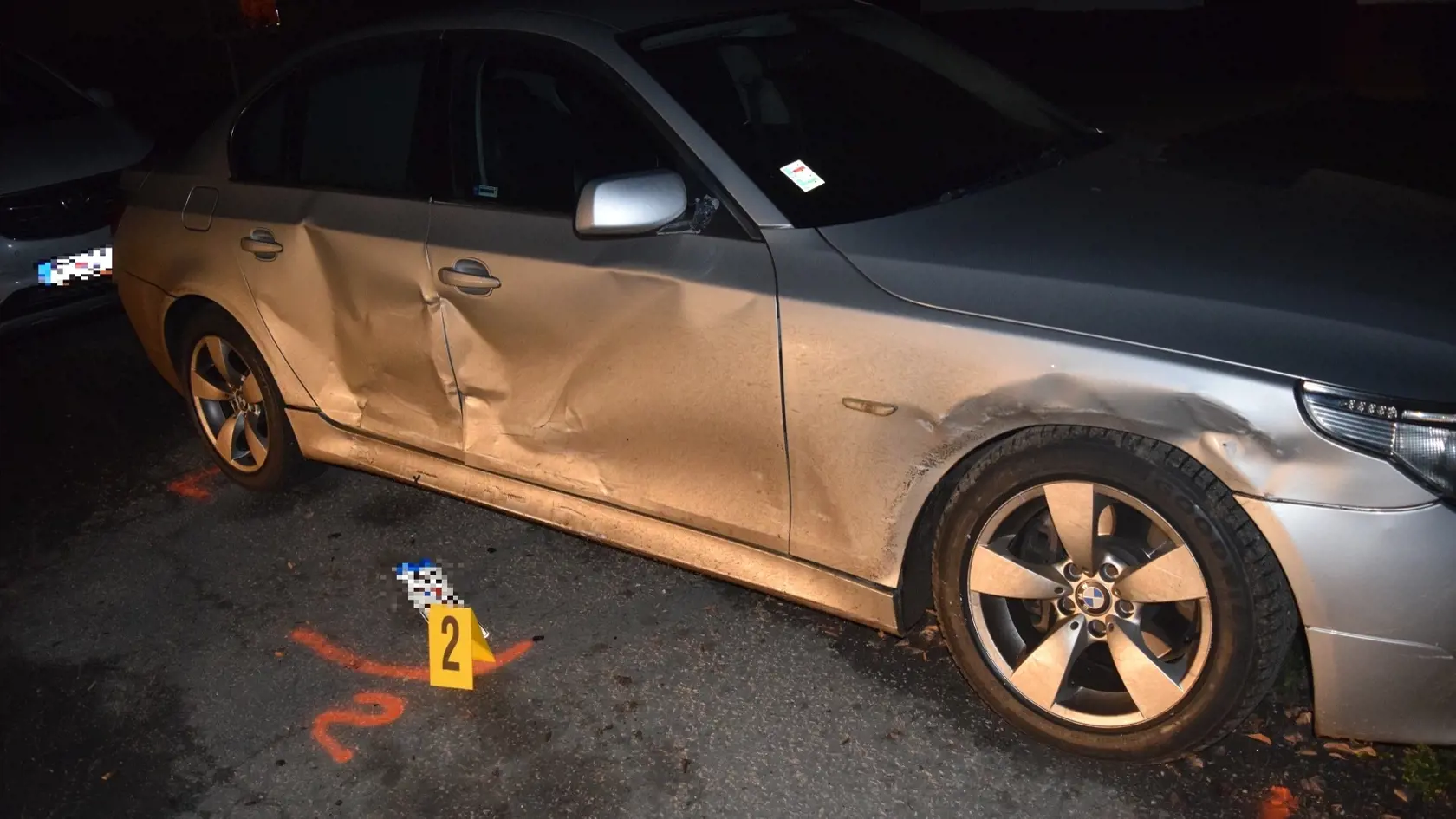 Vodič jedného z áut, ktoré neskôr bolo súčasťou tragickej dopravnej nehody, mal najskôr v obci Otročok naraziť do zaparkovaného auta, ktorého majiteľ sa mal pokúšať muža zastaviť, čo sa mu ale nepodarilo.