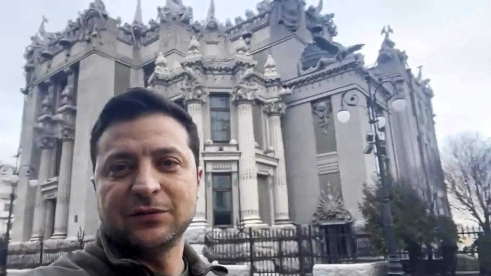 KK9 Kyjev - Na snímke ukrajinský prezident Volodymyr Zelenskyj sa prihovára k občanom cez smartfón 26. februára 2022 v Kyjeve.  Rusko vo štvrtok v skorých ranných hodinách začalo pozemnú, vzdušnú a námornú inváziu na Ukrajinu, ktorá je najväčším útokom na európsky štát od druhej svetovej vojny. FOTO TASR/AP

In this photo provided by the Ukrainian Presidential Press Office, Ukrainian President Volodymyr Zelenskyy speaks to the nation via his smartphone in the center of Kyiv, Ukraine, Saturday, F