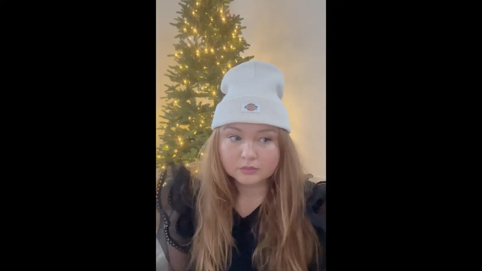 Vianočný stromček komičky Evelyn. Na ozdoby nemá tento rok náladu, preto na jej stromčeku sú svetielka. Iba svetielka.