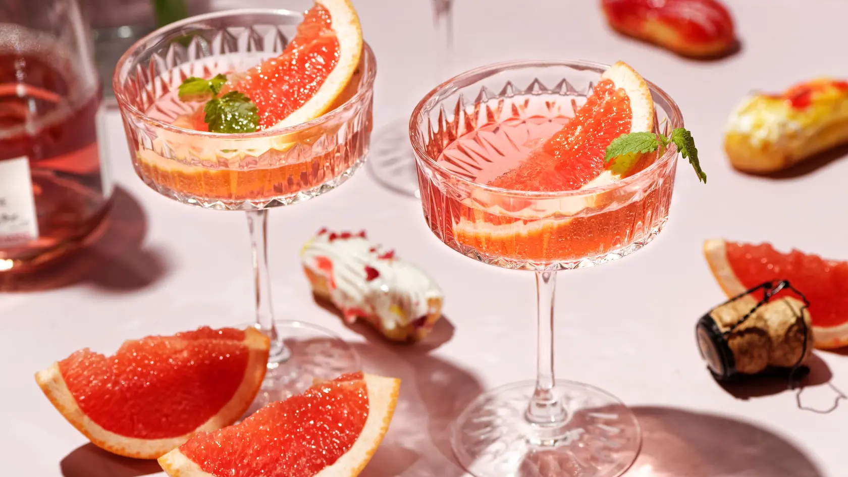 Prečo si neosviežiť svoje letné dni jednoduchými a chutnými drinkmi? Pozrite si naše tri top recepty, ktoré sú nielen ľahké na prípravu, ale aj neodolateľné na chuť!