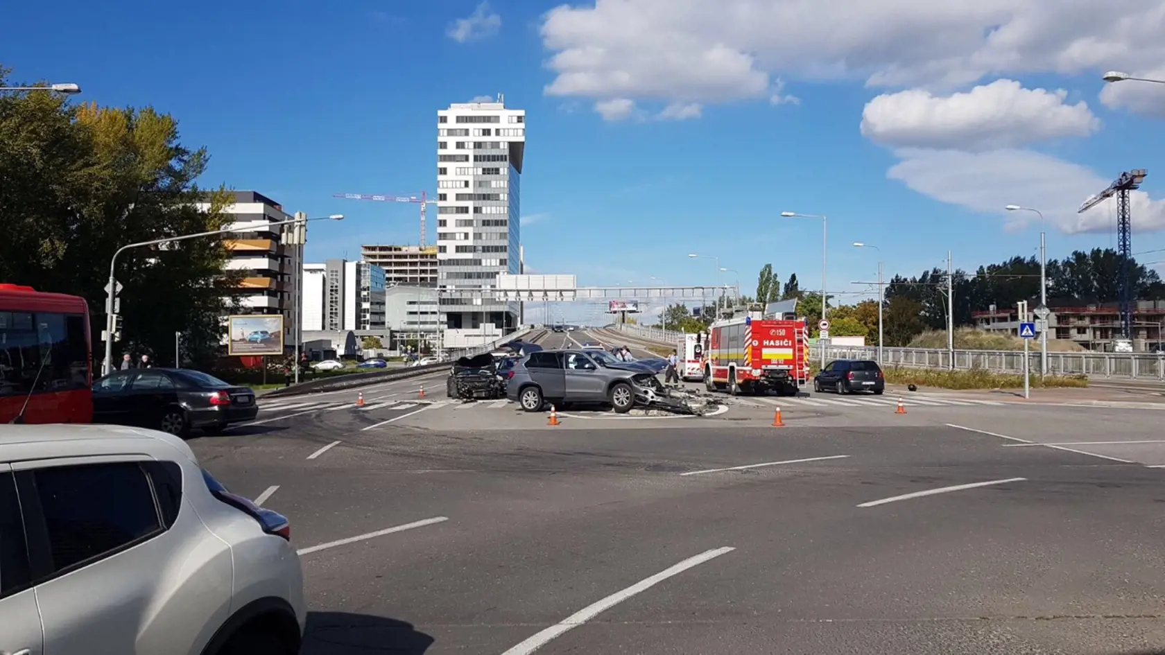 Hororová hromadná búračka na križovatke v bratislavskej Petržalke.
