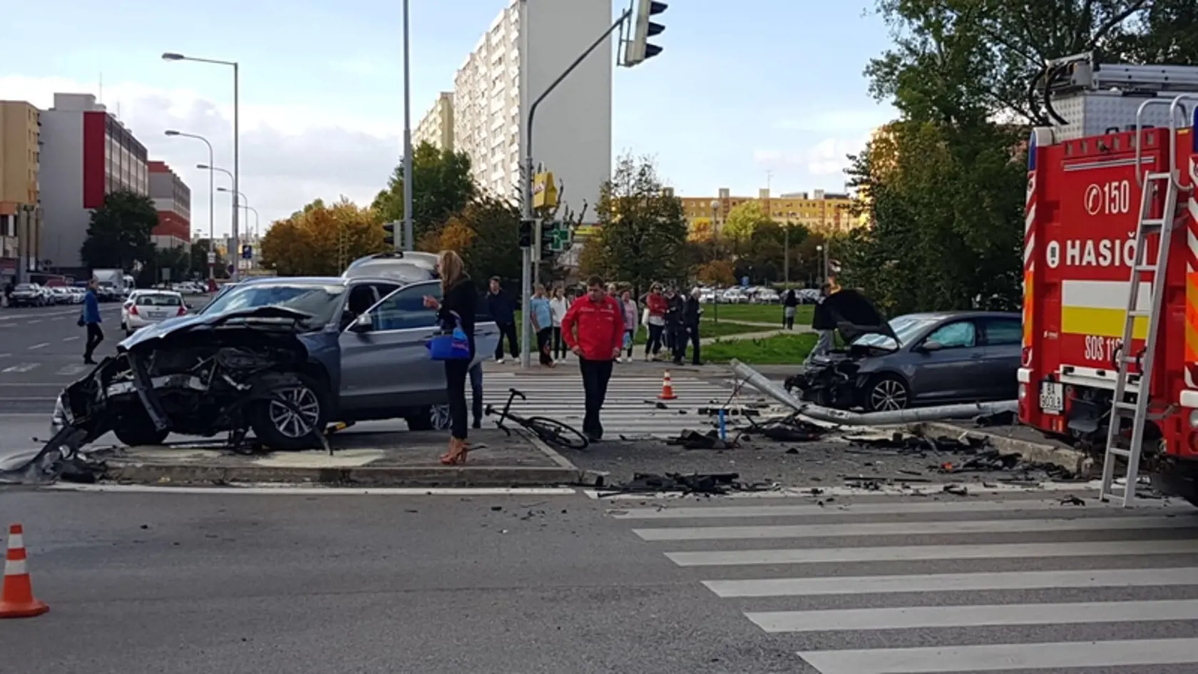 Hororová hromadná búračka na križovatke v bratislavskej Petržalke.