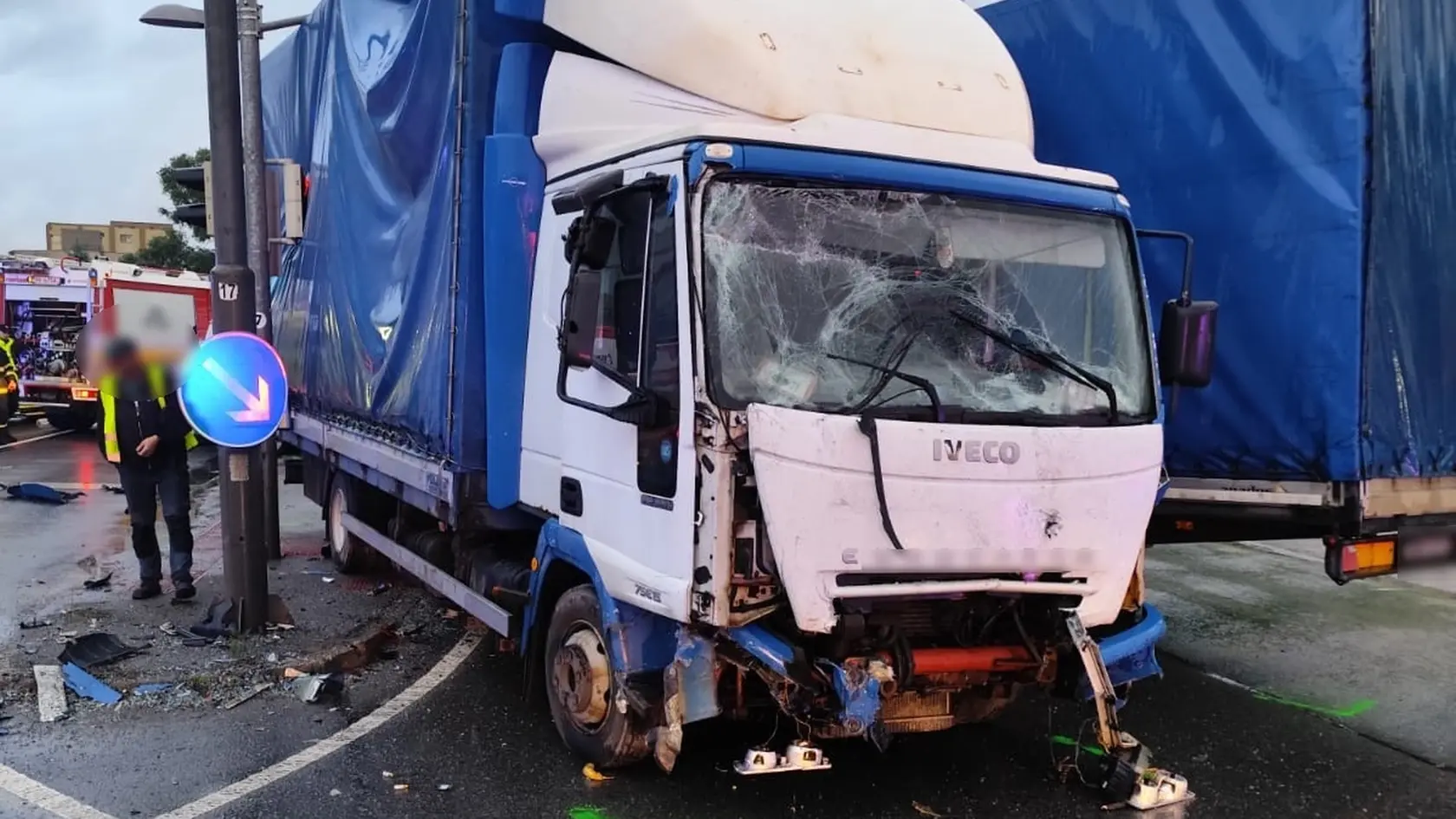 Zrážka Fordu Transit a kamiónu Iveco, dvaja muži prišli o život