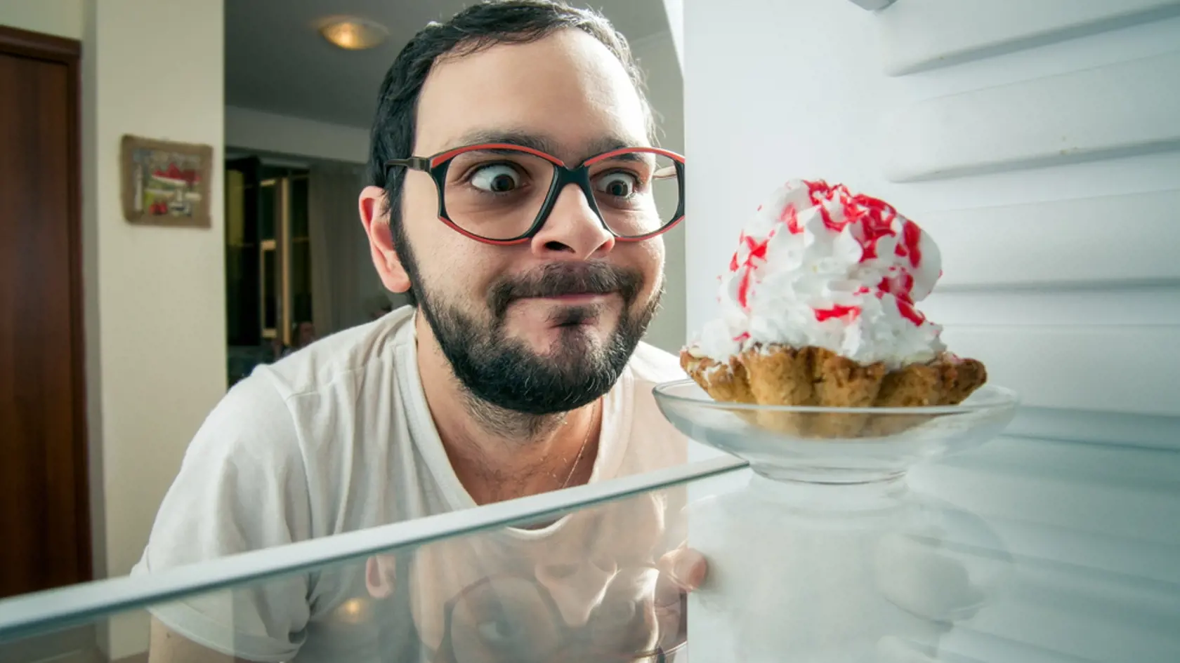Funny,Man,Sees,The,Sweet,Cake,In,The,Fridge