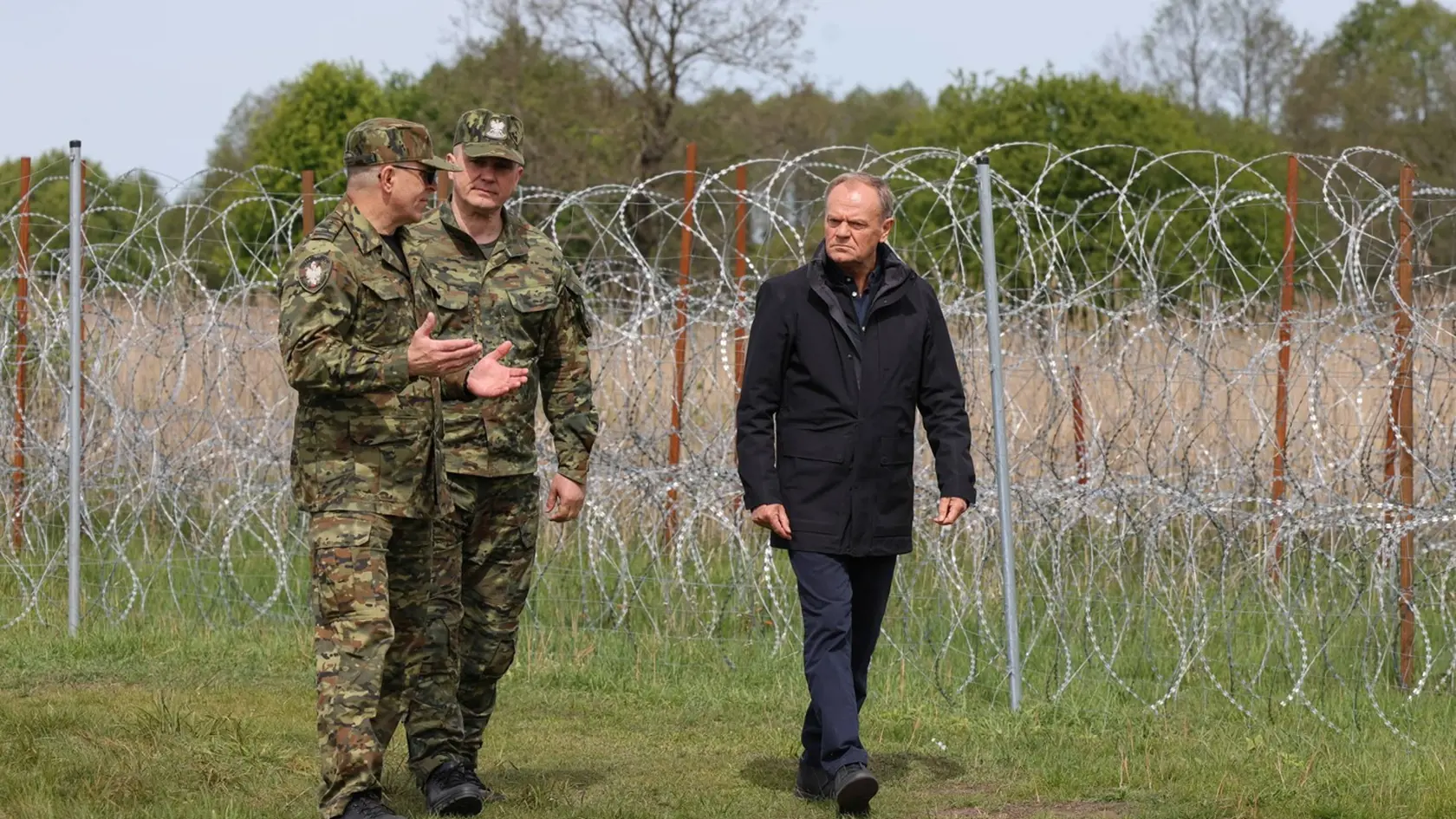 Donald Tusk počas návštevy vojakov v obci Karakule, ktorá je vzdialená približne 40 kilometrov od hraníc s Bieloruskom.