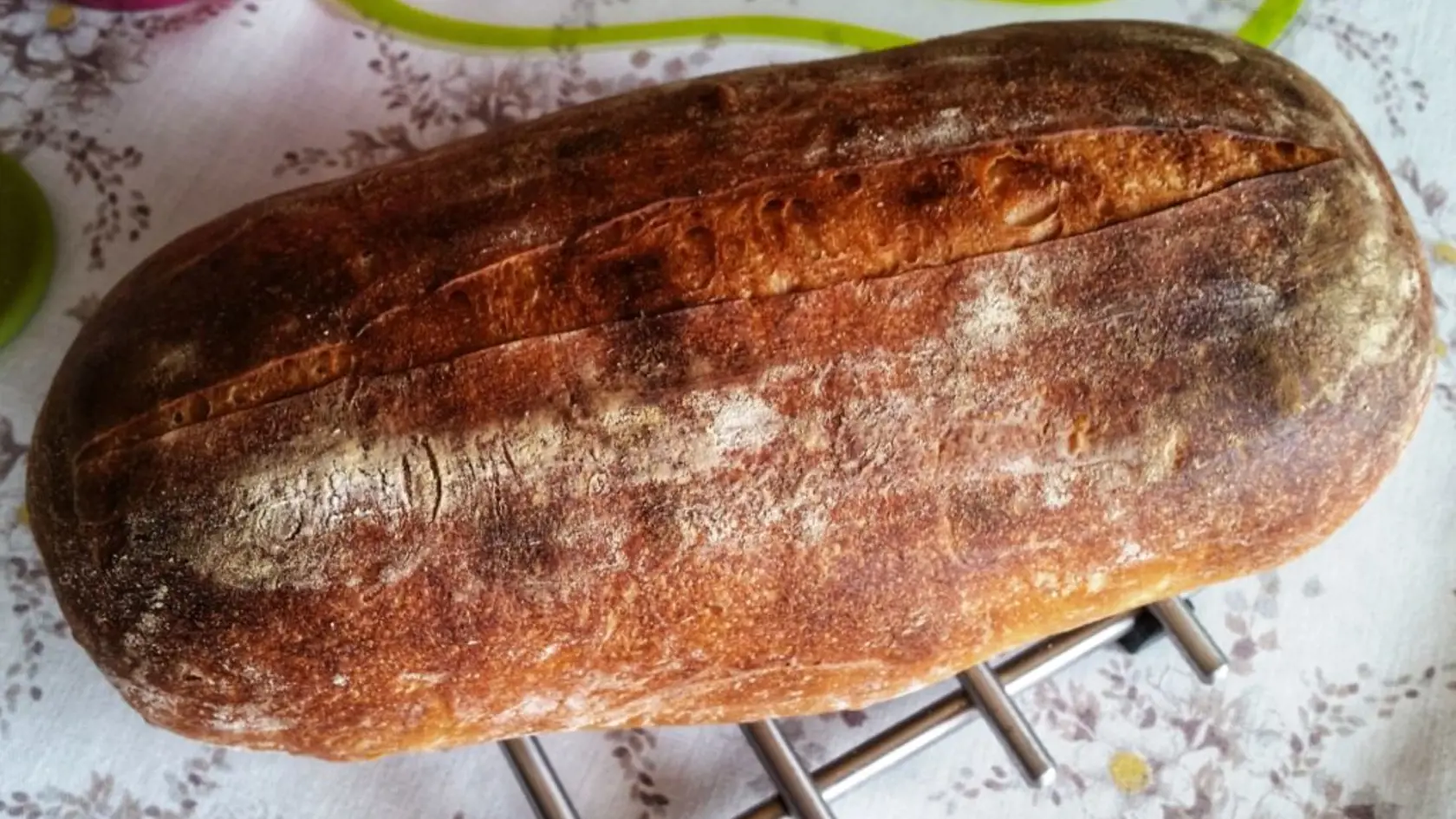 8. Hotovo! Upečený bochník necháme poriadne vychladnúť na mriežke a môžeme ochutnať. Dobrú chuť! Pečivo z kvásku má inú štruktúru aj chuť.