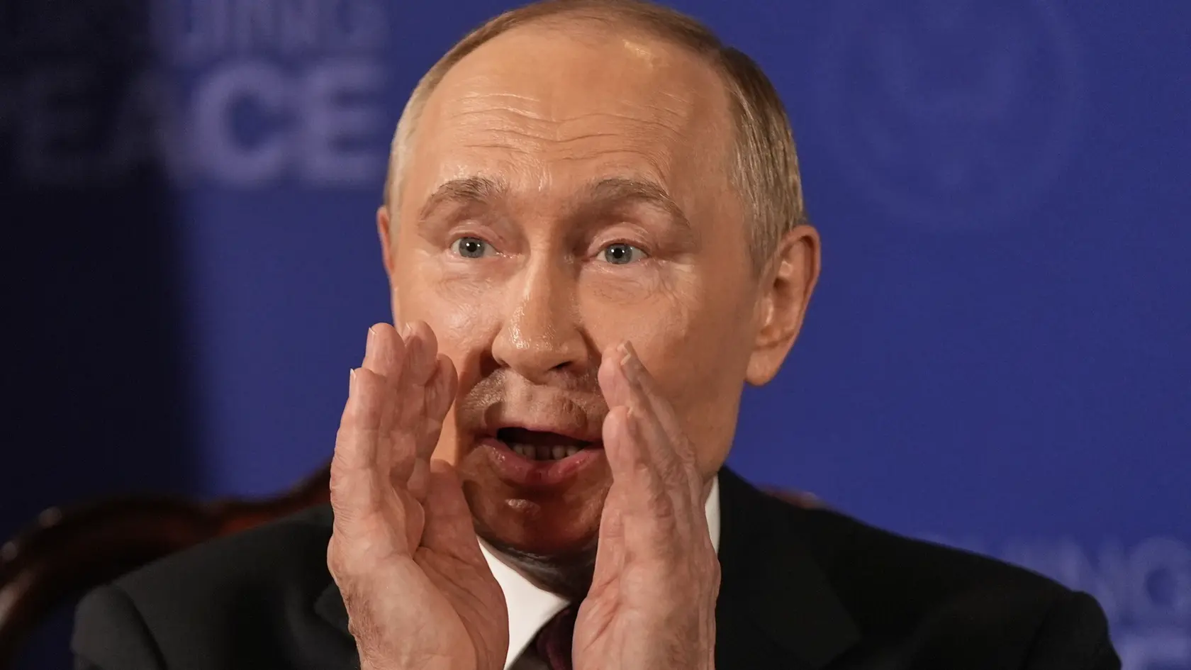 Ruský prezident Vladimir Putin ukázal počas otázok novinárov hneď niekoľko zmätených aj pobavených výrazov.