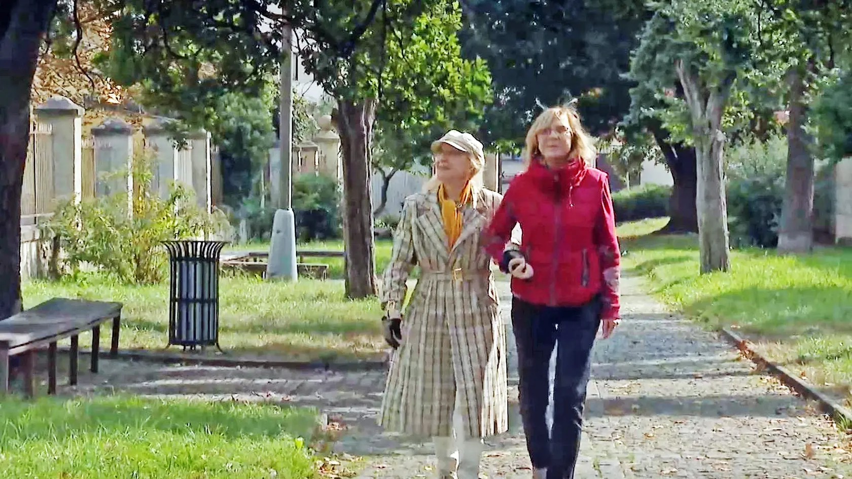Pani Marína Kráľovičová v štýlovom kabátiku. Herečka má odjakživa rada módne kúsky.