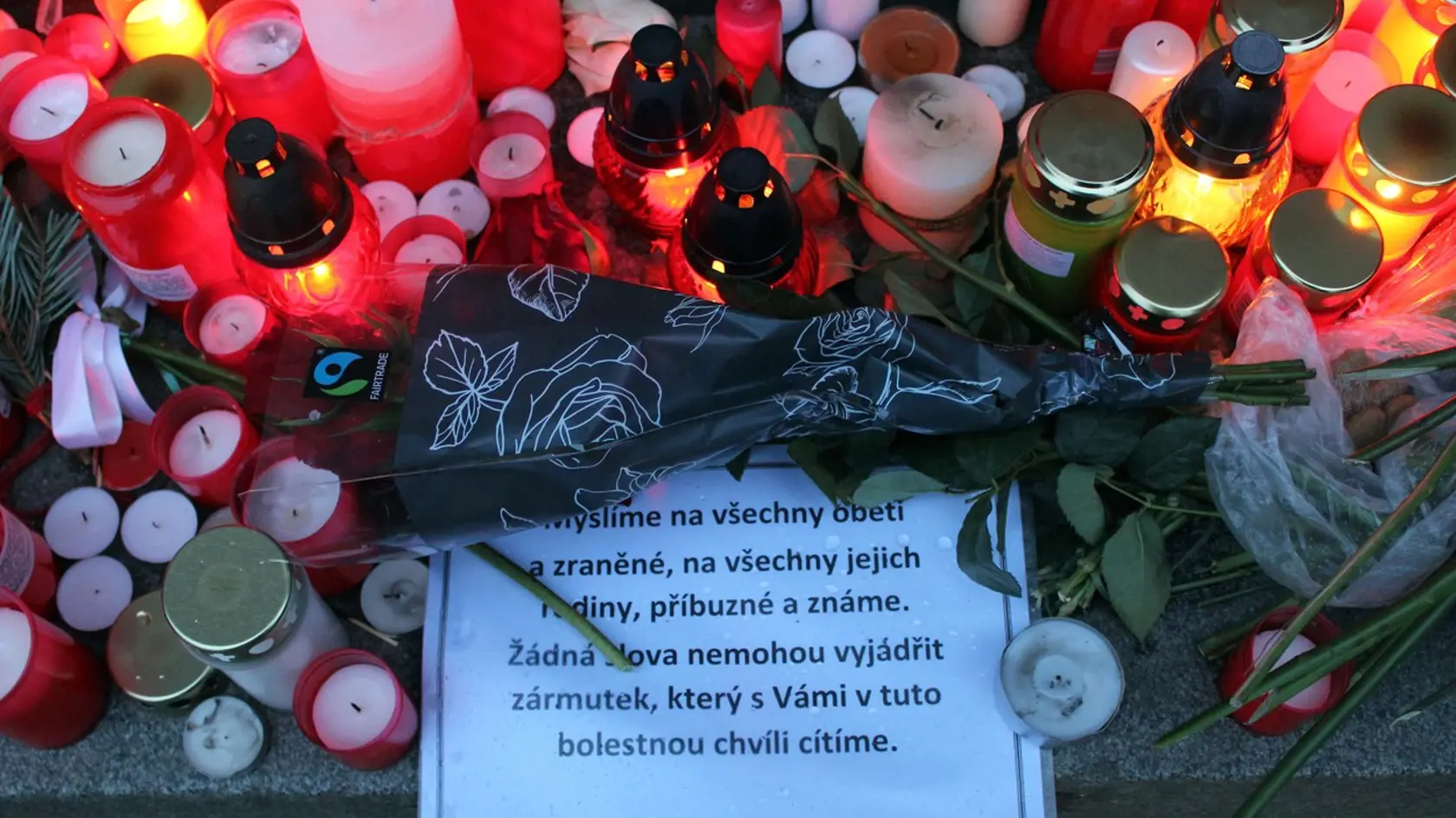 Česká vláda vyhlásila po tragickej masovej streľbe štátny smútok.