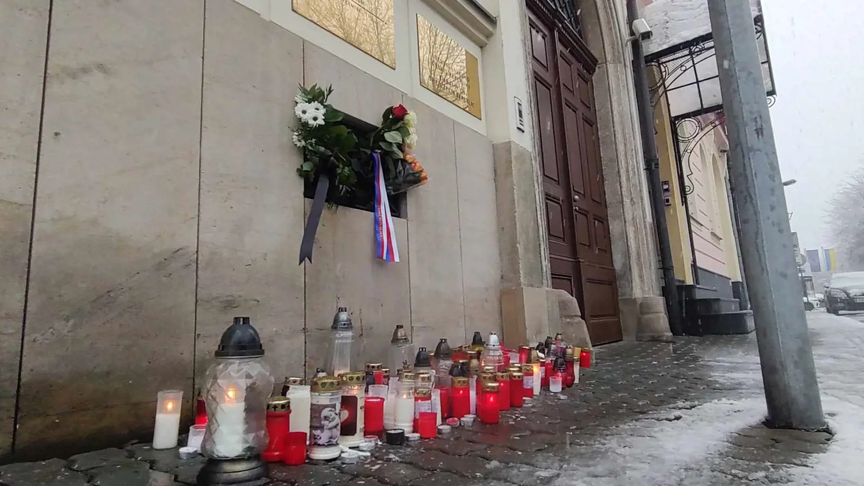 Pietne miesto pred Českým veľvyslanectvom v Bratislave.