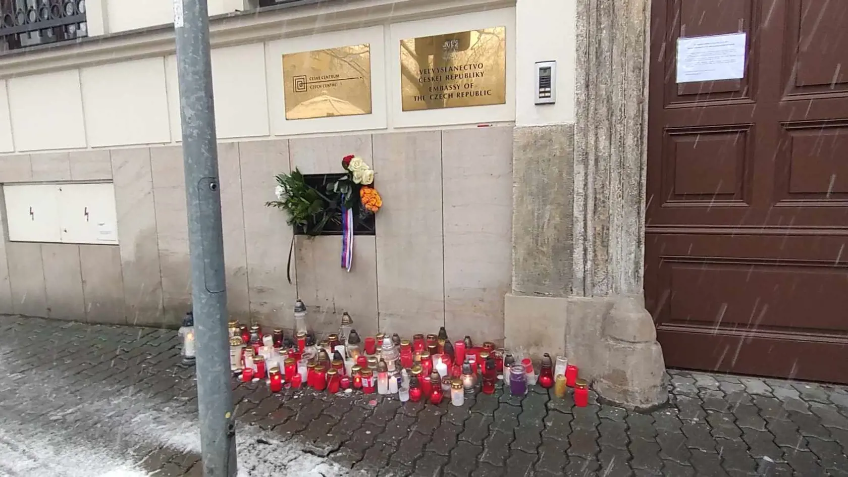Pietne miesto pred Českým veľvyslanectvom v Bratislave.